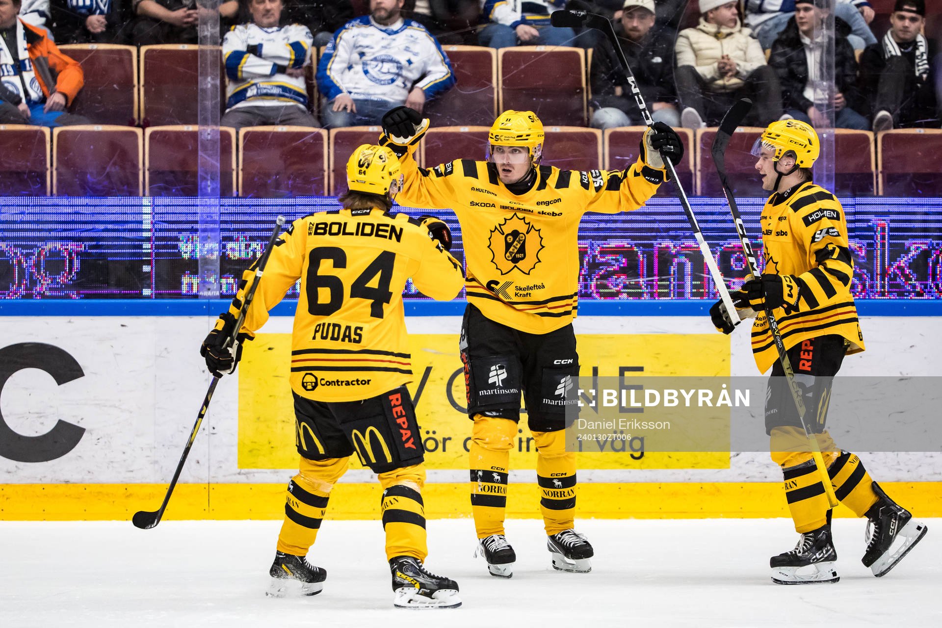 Skellefteås Max Lindholm jublar med Jonathan Pudas och