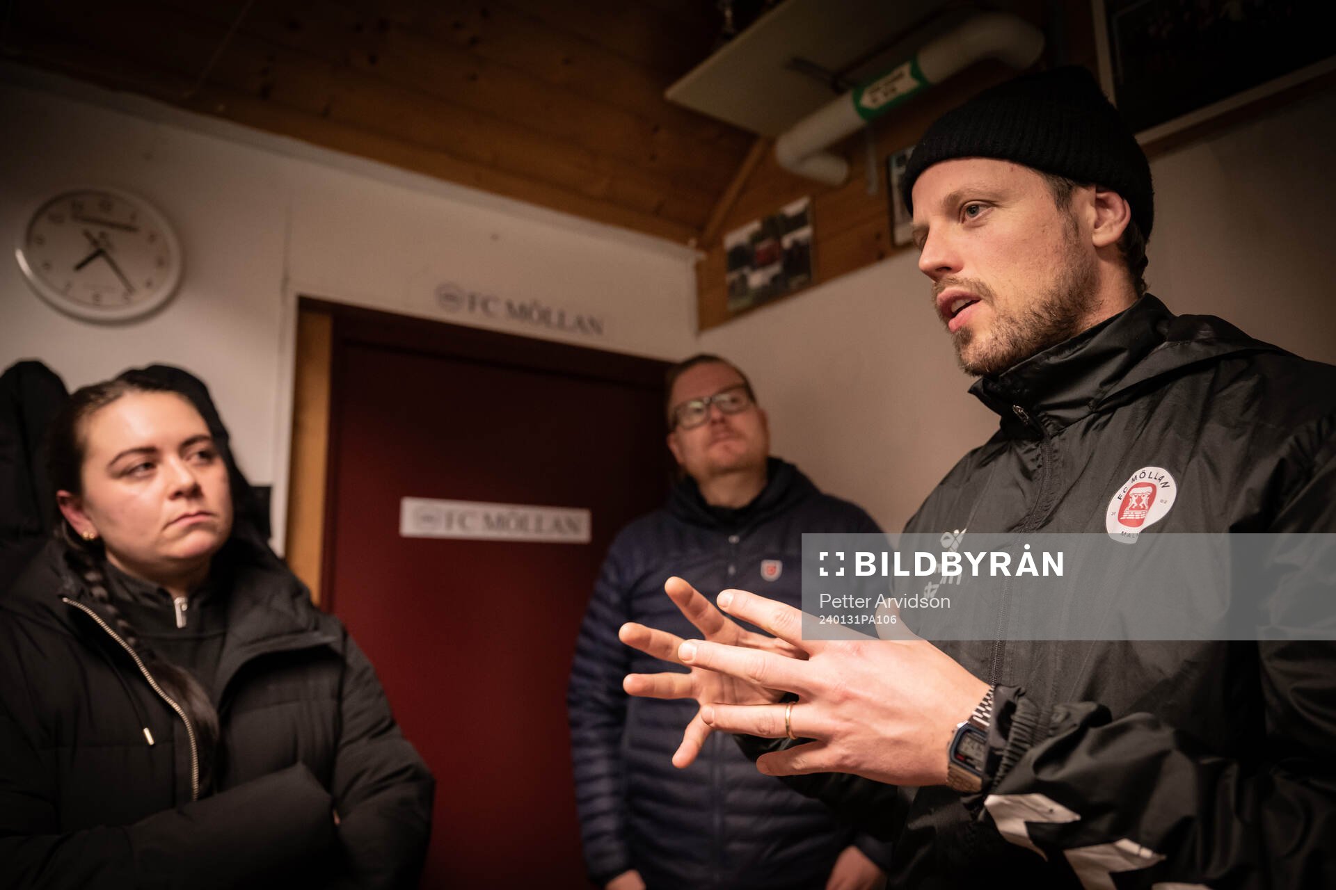 Thea Andersson, ordförande Anders Juhlin och sportchef Dimitri de Martignac inför en träning med FC Möllan den 31 januari 2024 i Malmö.