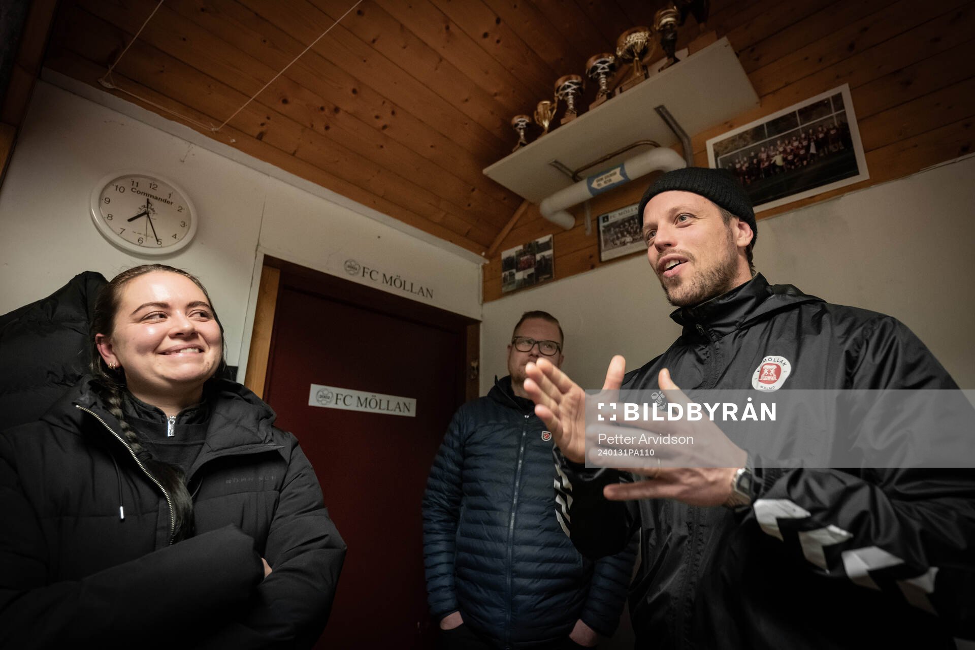 Thea Andersson, ordförande Anders Juhlin och sportchef Dimitri de Martignac inför en träning med FC Möllan den 31 januari 2024 i Malmö.