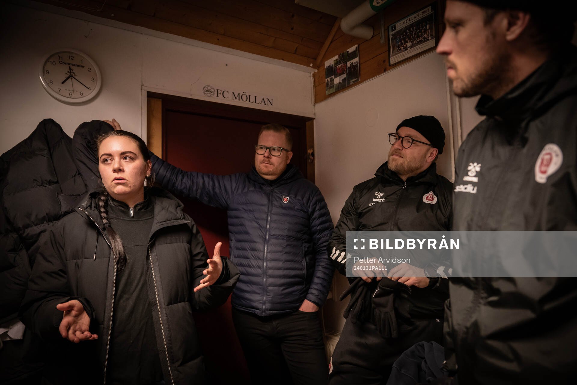 Thea Andersson, ordförande Anders Juhlin, herr tränare Robin Bergman och sportchef Dimitri de Martignac inför en träning med FC Möllan den 31 januari 2024 i Malmö.