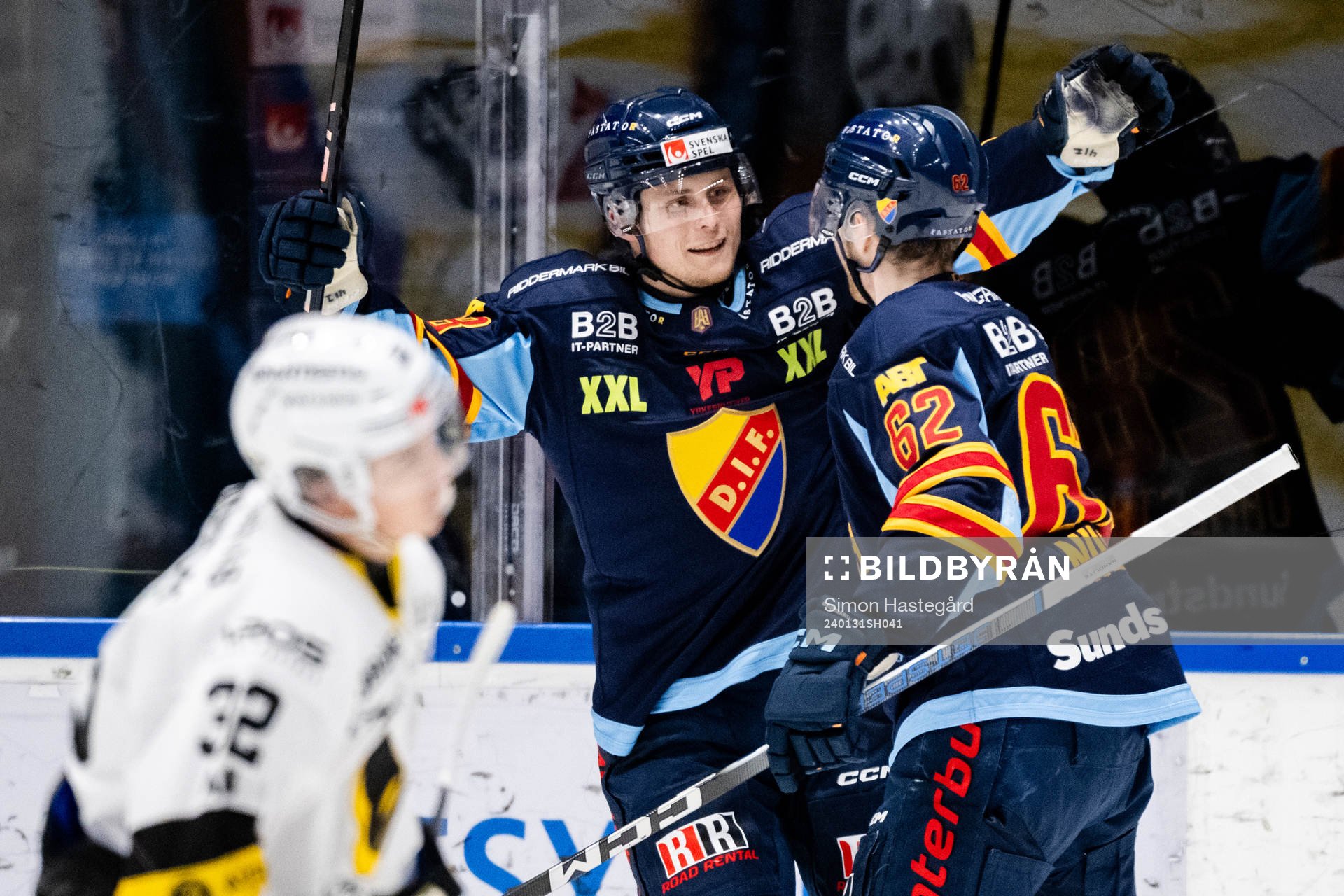 Djurgårdens John Dahlström och Wiktor Nilsson jublar