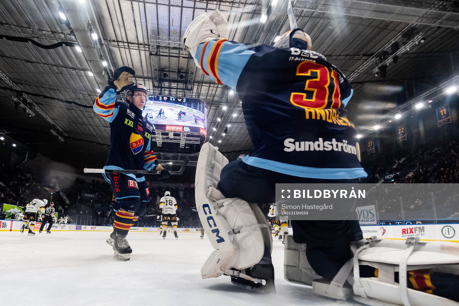 Djurgårdens Daniel Glad och målvakt Viktor Andrén  jublar