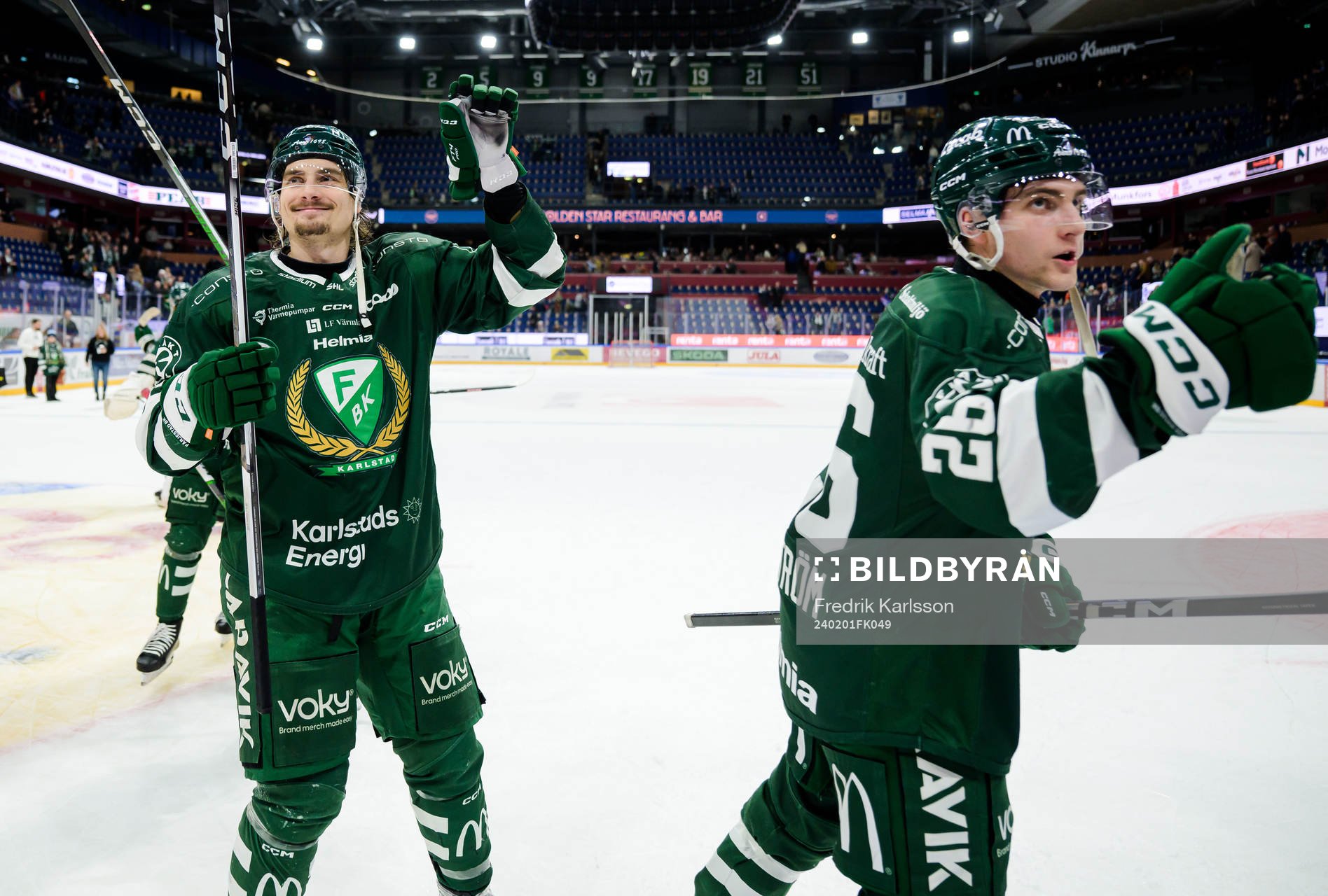 Färjestads David Tomasek och Joel Nyström jublar