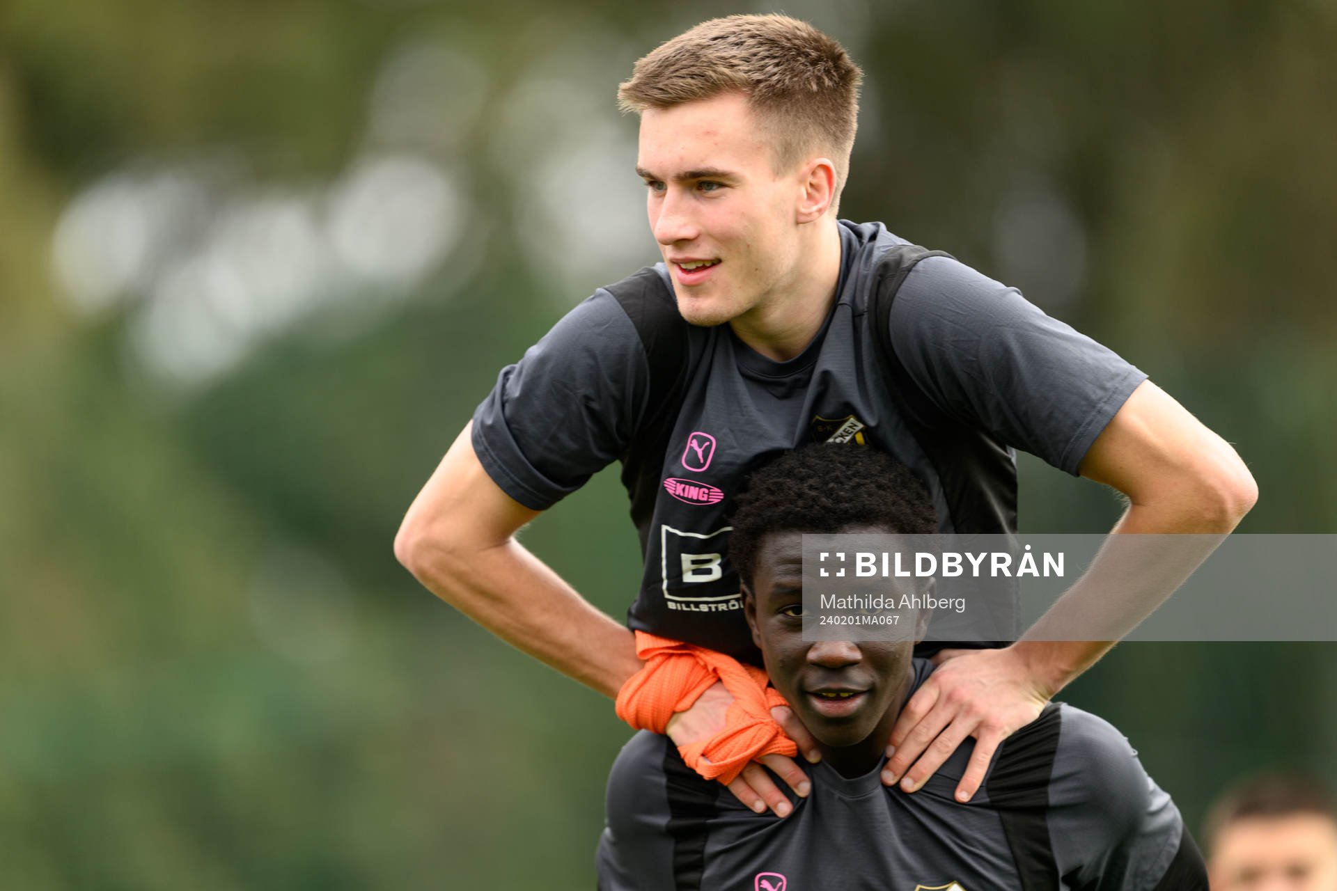 Häckens Joel Hjalmar och Abdoulaye Faye under en träning med Häcken den 1 februari 2024 i Marbella. 