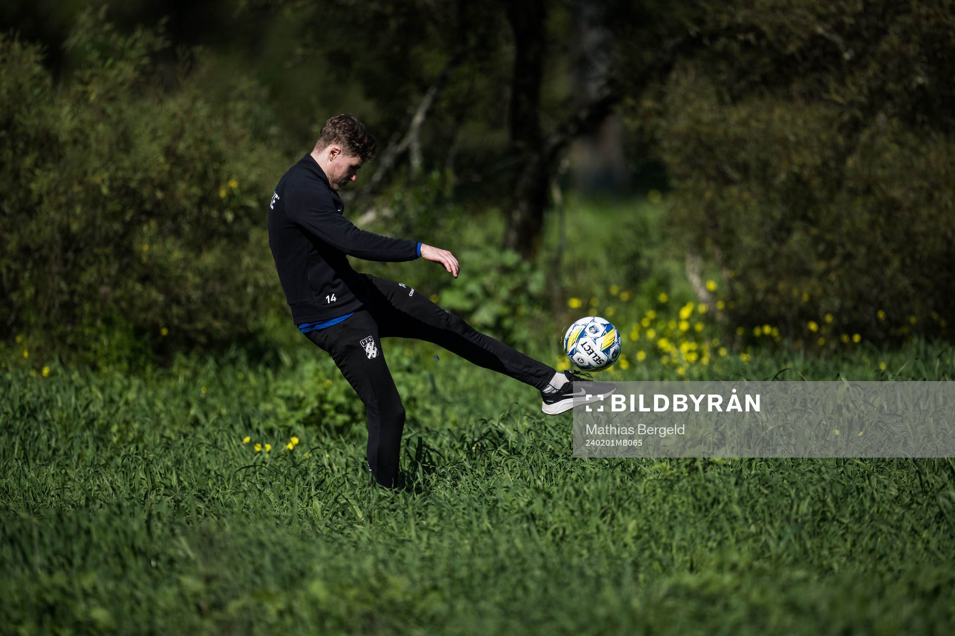 IFK Göteborgs Gustaf Norlin letar bollar