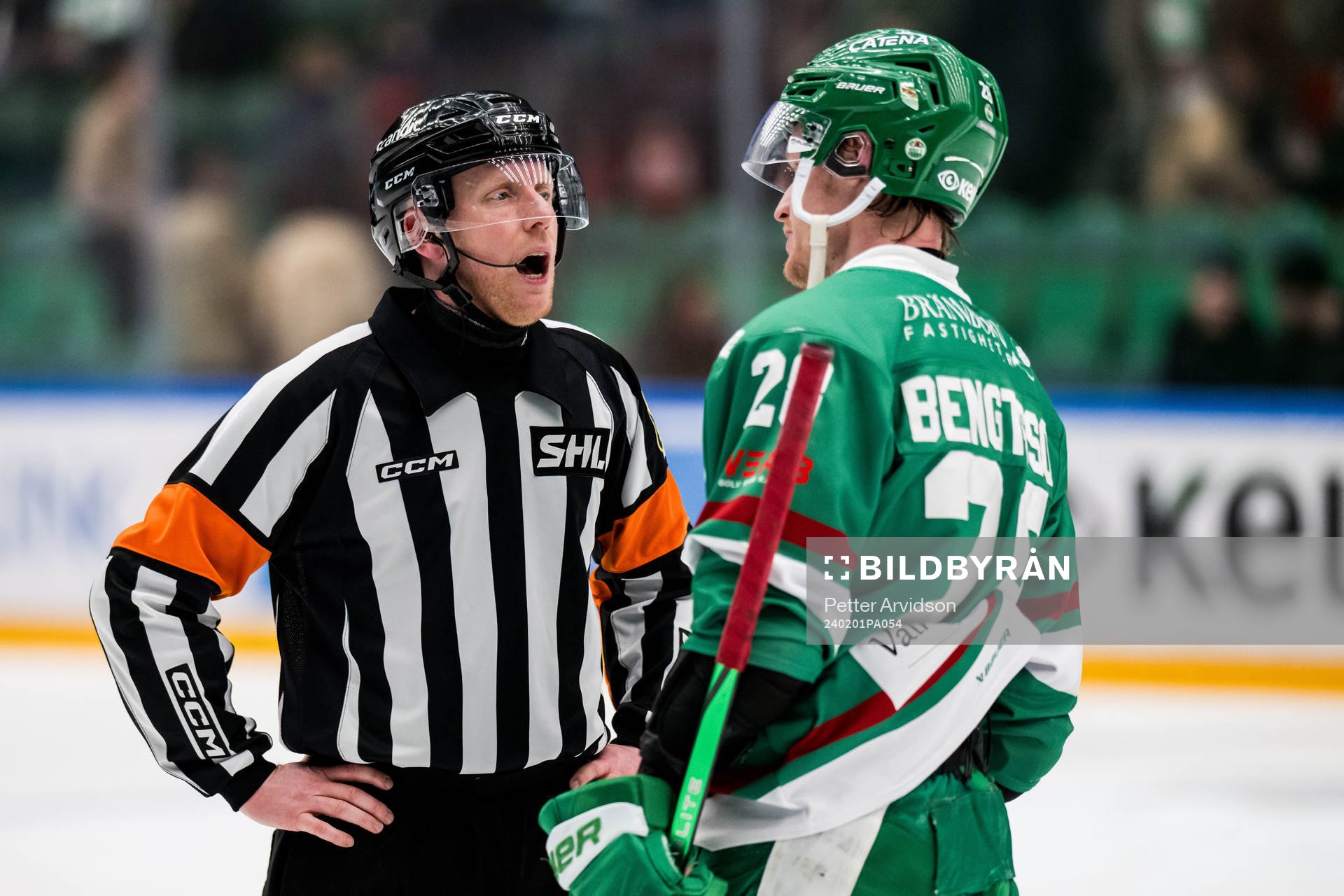 Domare Mikael Holm och Rögles Anton Bengtsson