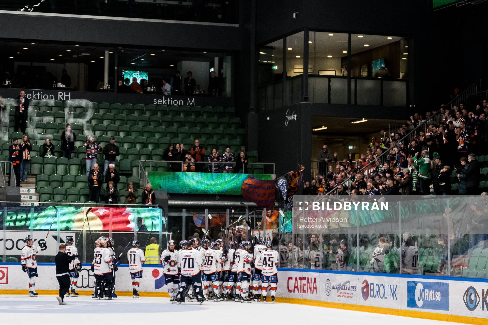 Växjös spelare jublar med sina supportrar