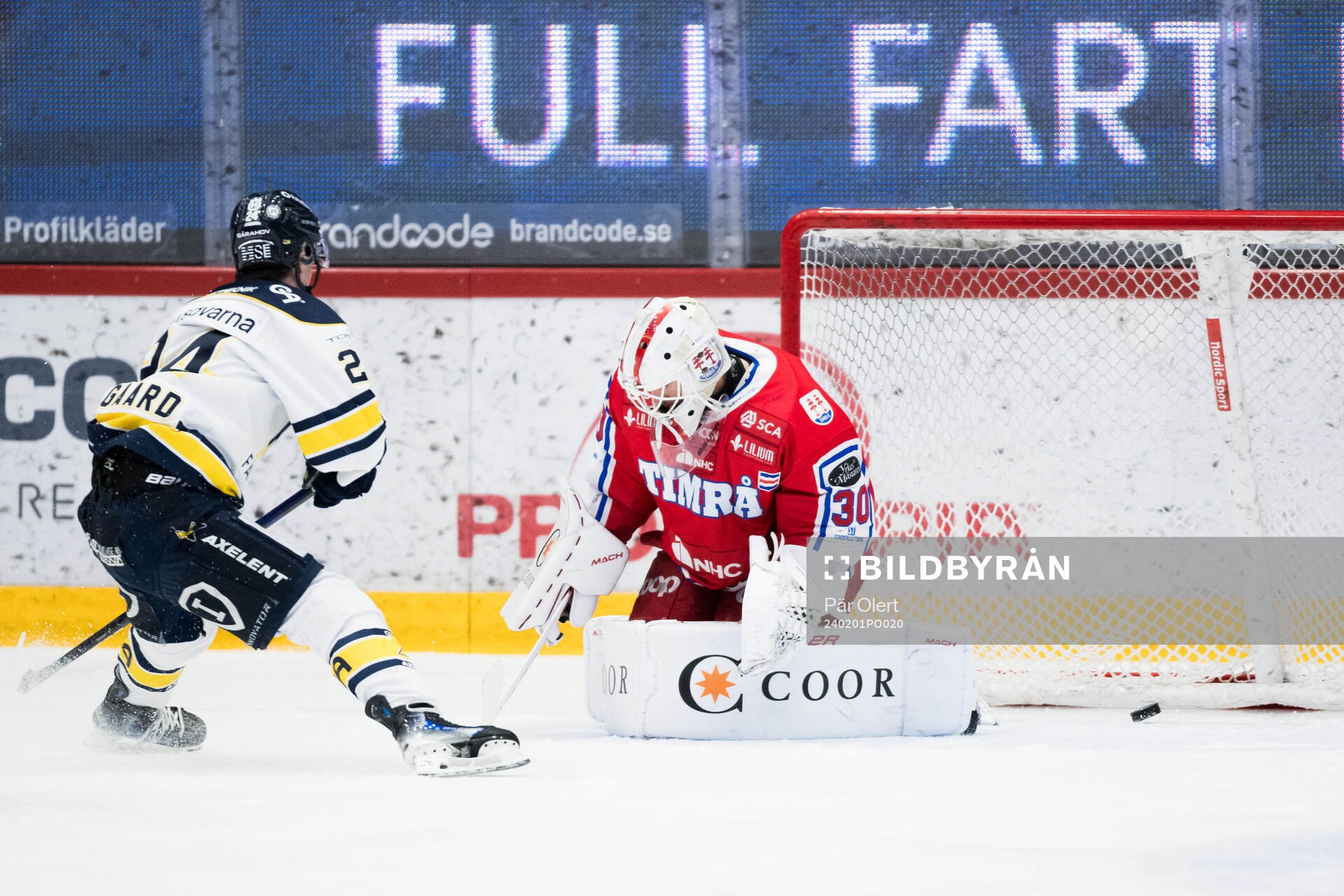 HV71s Oscar Fisker Molgaard gör 1-1 på Timrås målvakt
