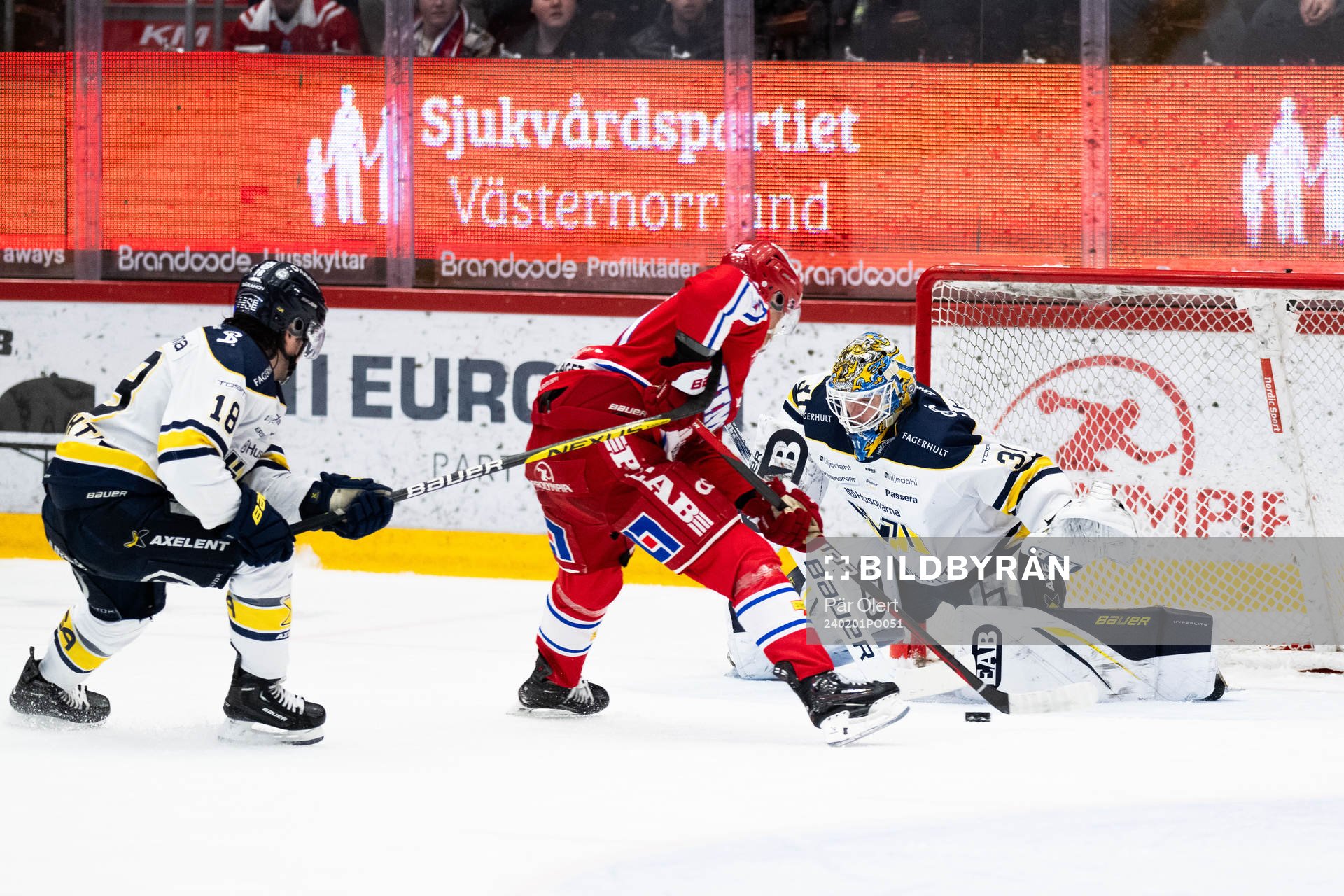 HV71s Kalle Maalahti och Timrås Oliver Johansson