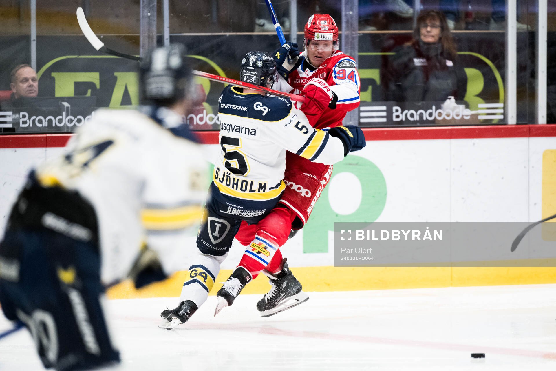 HV71s Victor Sjöholm och Timrås Sebastian Hartmann