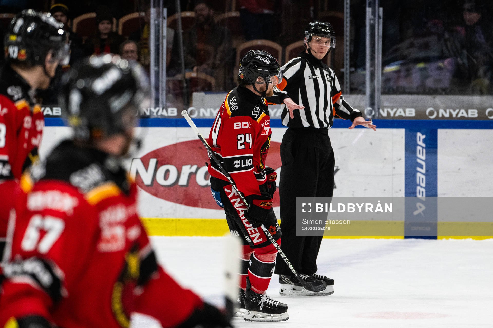 Luleås Brendan Shinnimin och domare Christoffer Holm