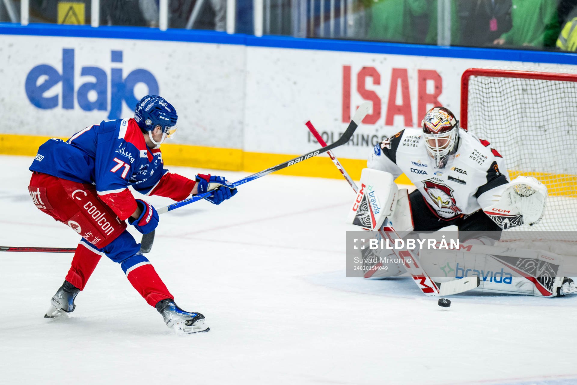 Oskarshamns Viktor Lodin och Malmö Redhawks målvakt Adam