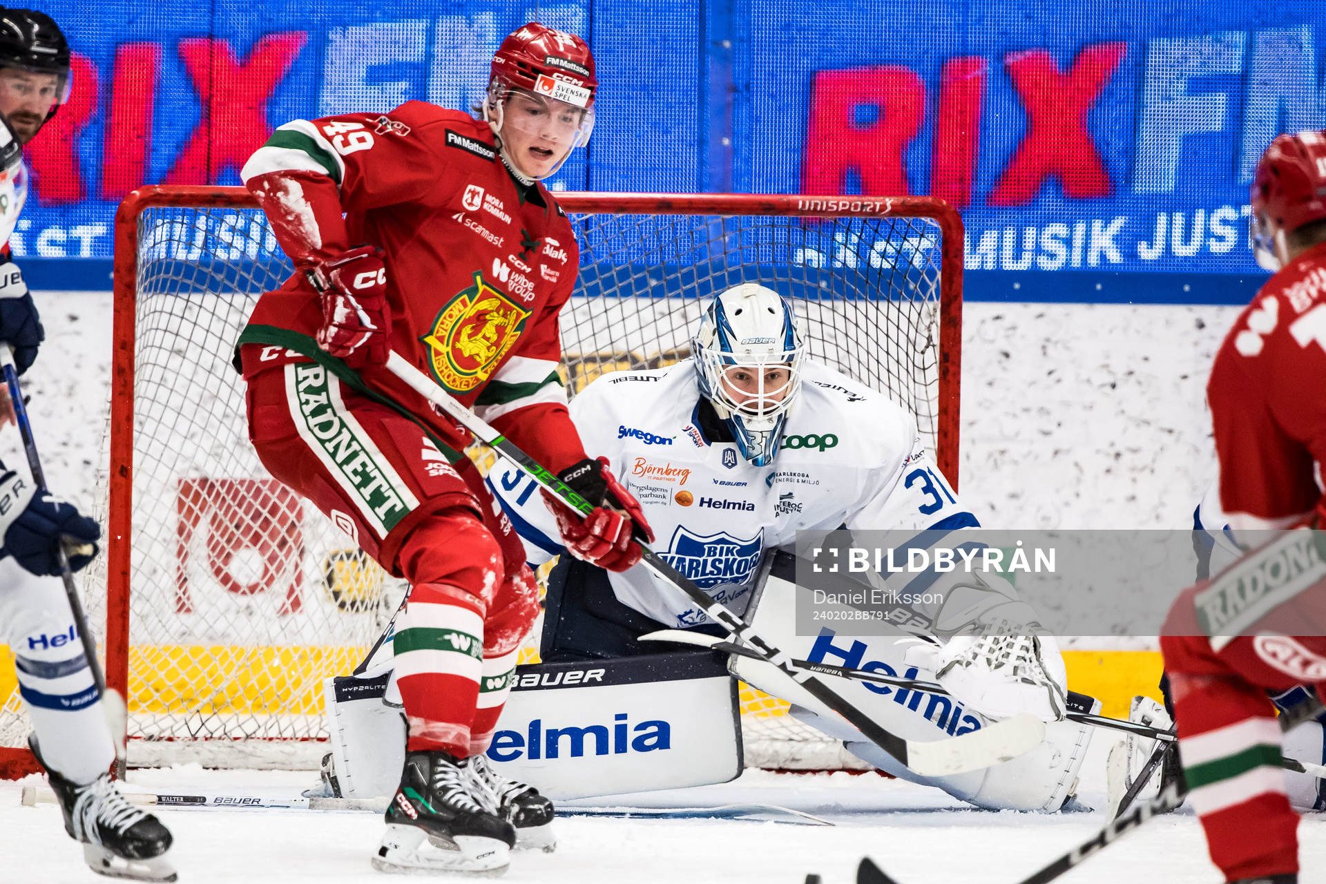 Moras Noah Steen och Karlskogas målvakt Marcus Hellgren