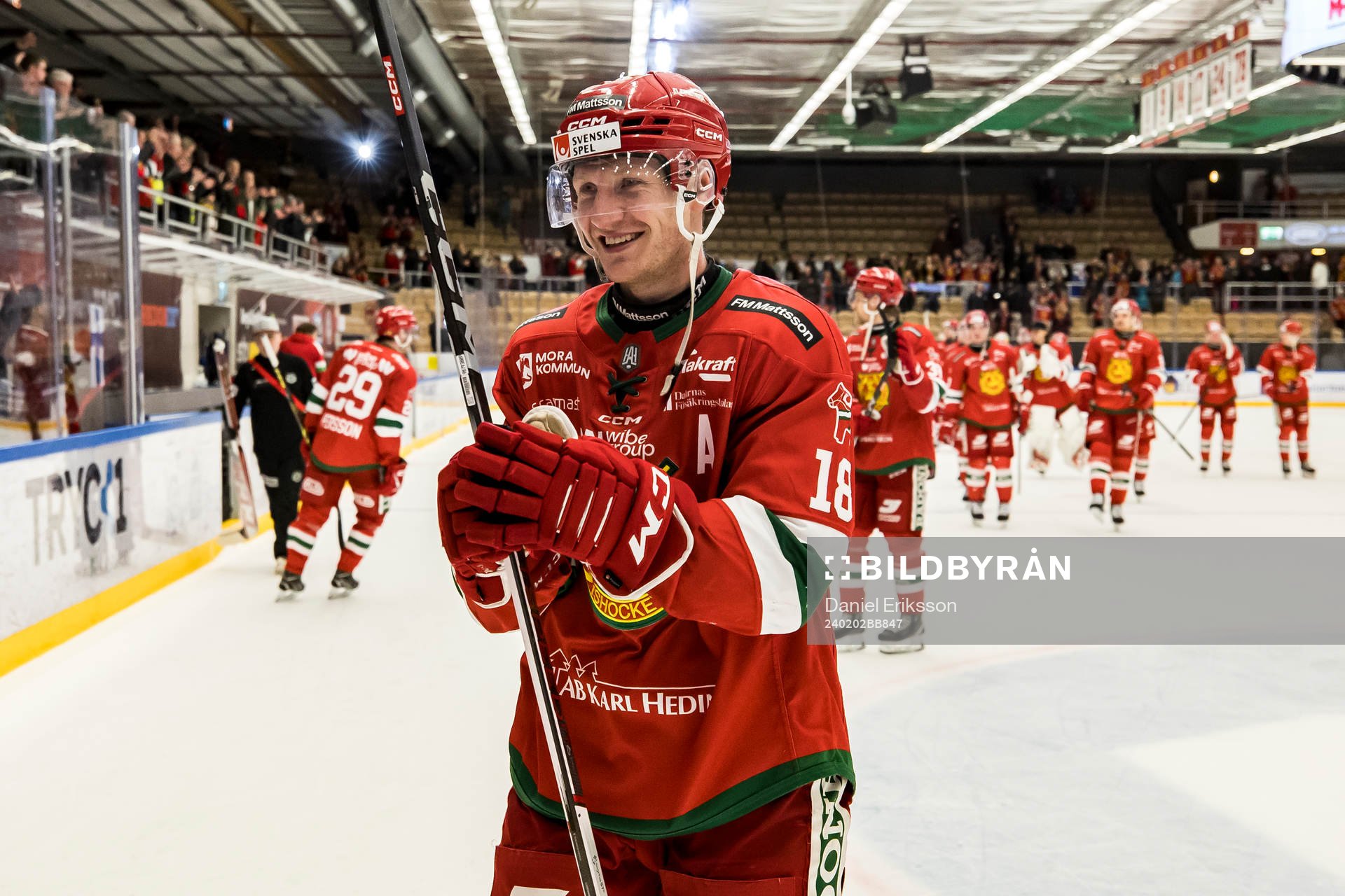 Moras Henrik Eriksson  jublar