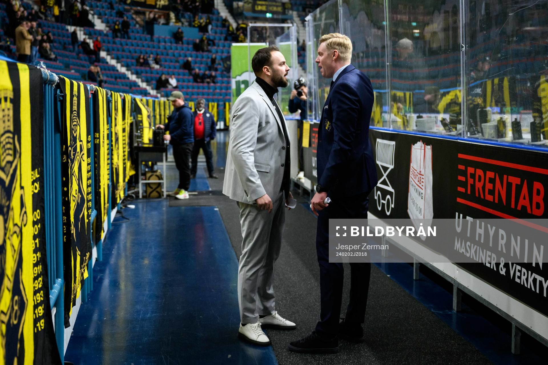 Västerviks assisterande tränare Joakim Hagelin  och AIKs