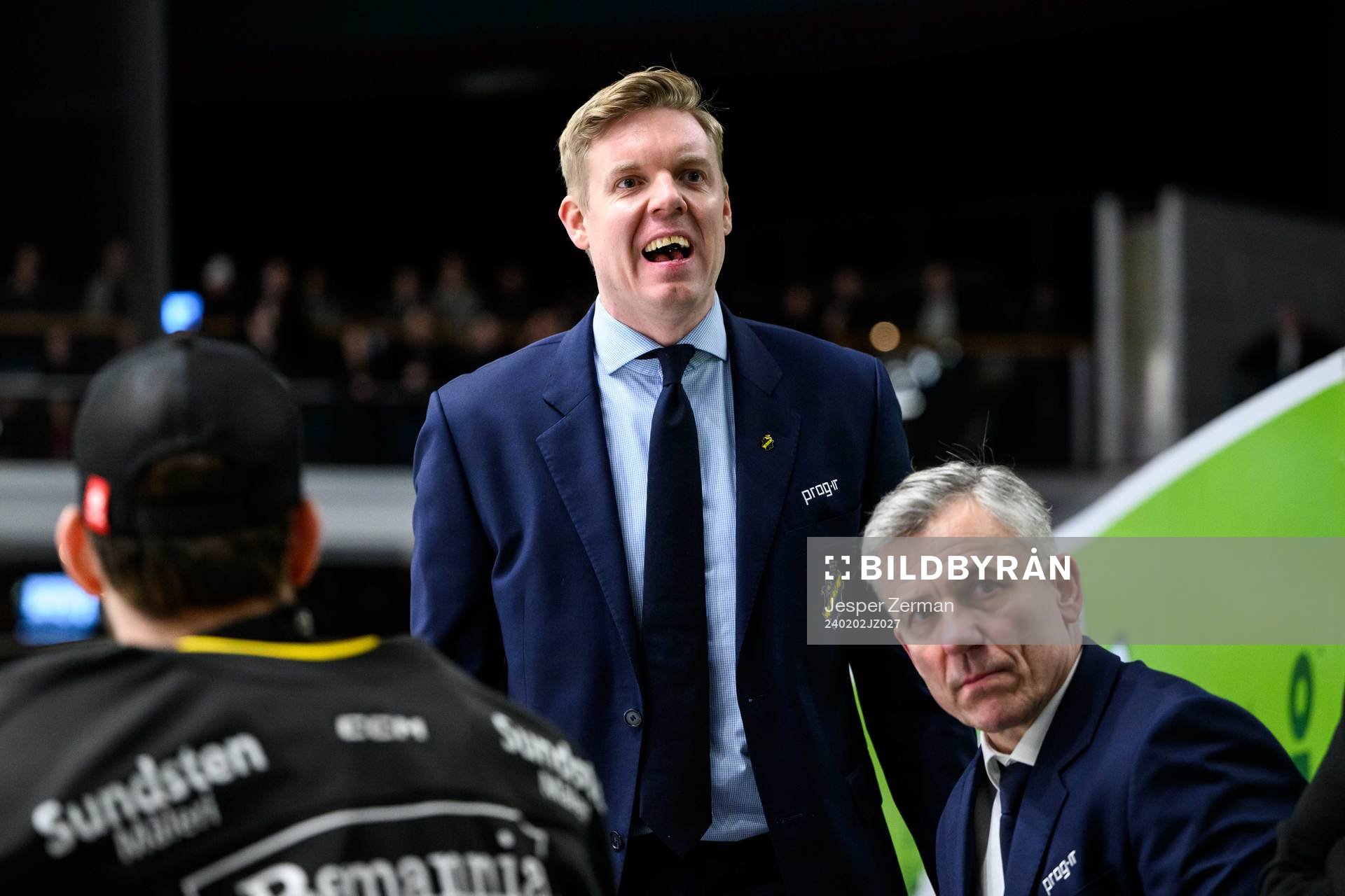 AIKs tränare Anton Blomqvist reagerar mot Västerviks