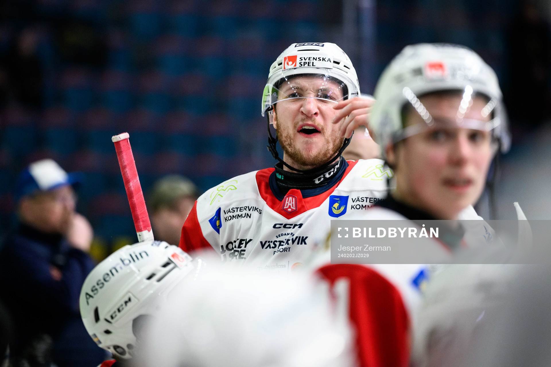 Västerviks Cedric Lacroix gestikulerar mot AIKs bänk