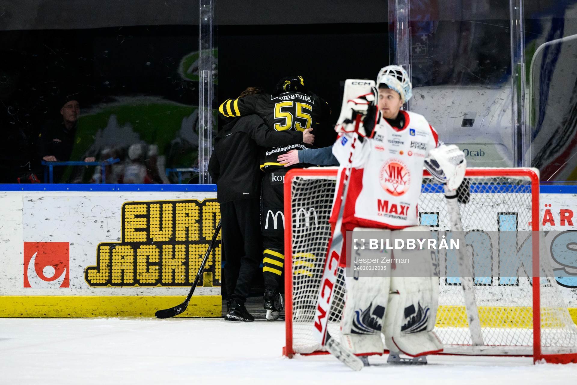 AIKs Hampus Falk lämnar isen skadad