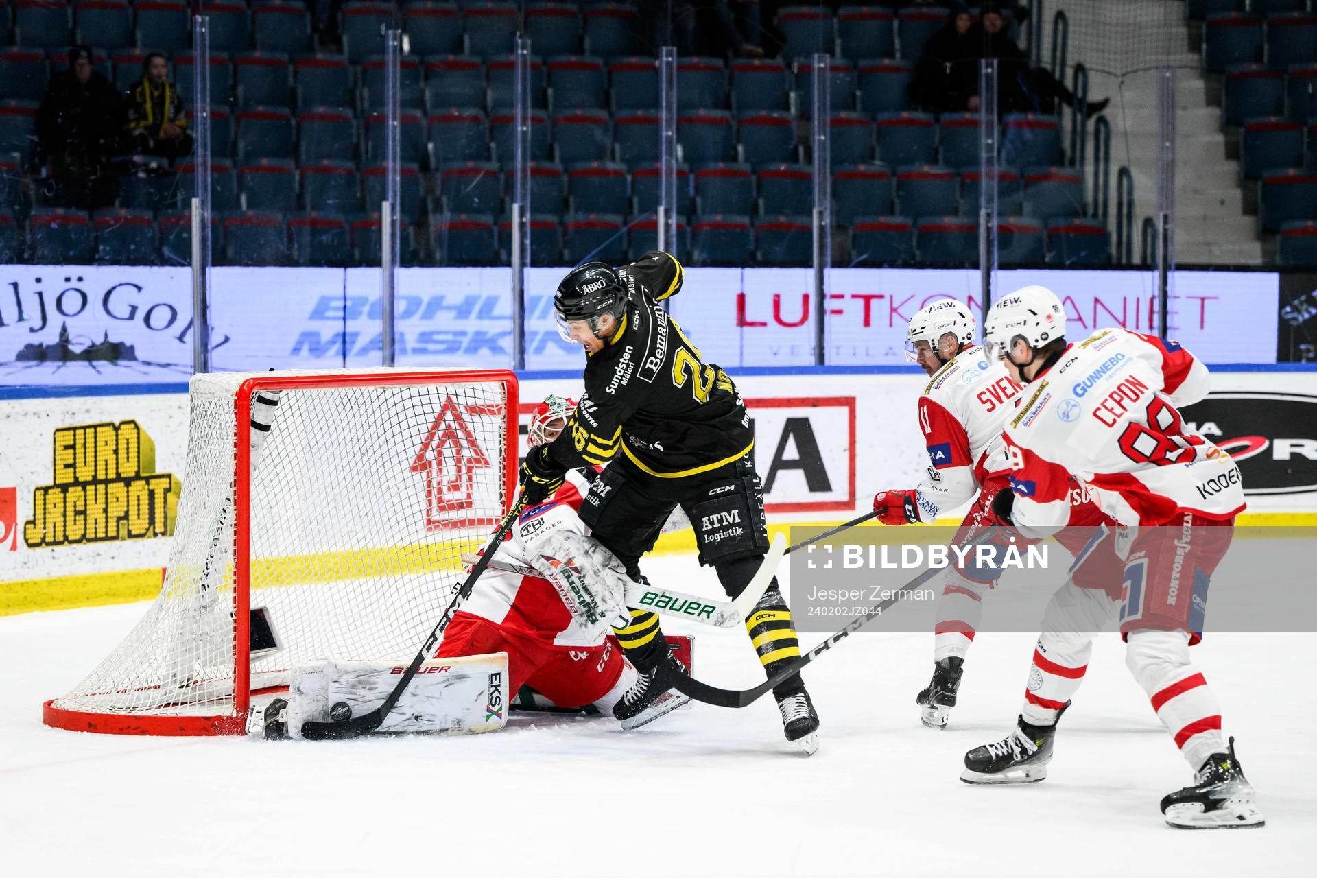 Västerviks målvakt Edvin Olofsson och AIKs Oscar Nord