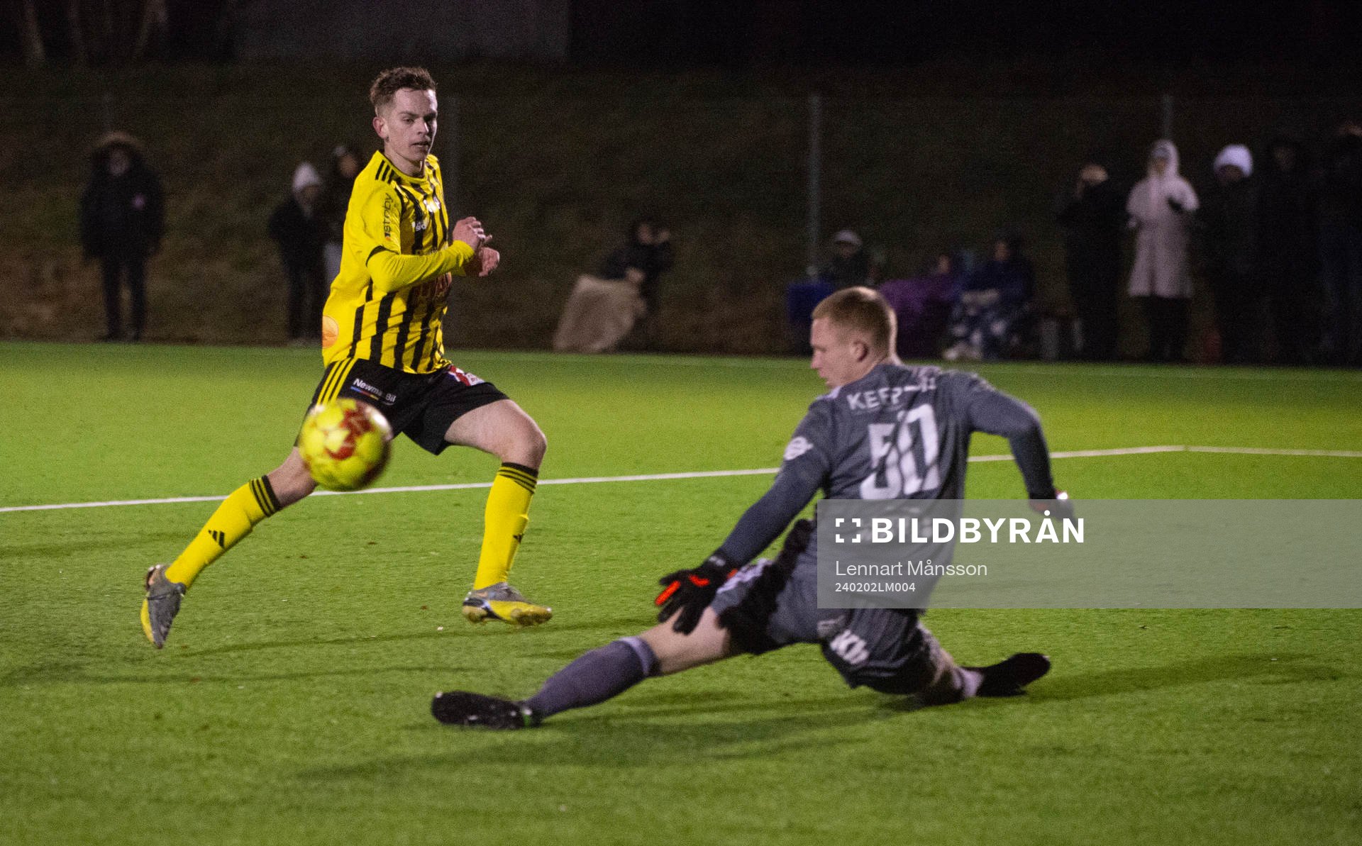 Harry Thomasson nära överlista Kristianstads målvak i träningsmatchen mellan IFK Hässleholm och Kristianstads FC i Sösdala 2 februari 2024.