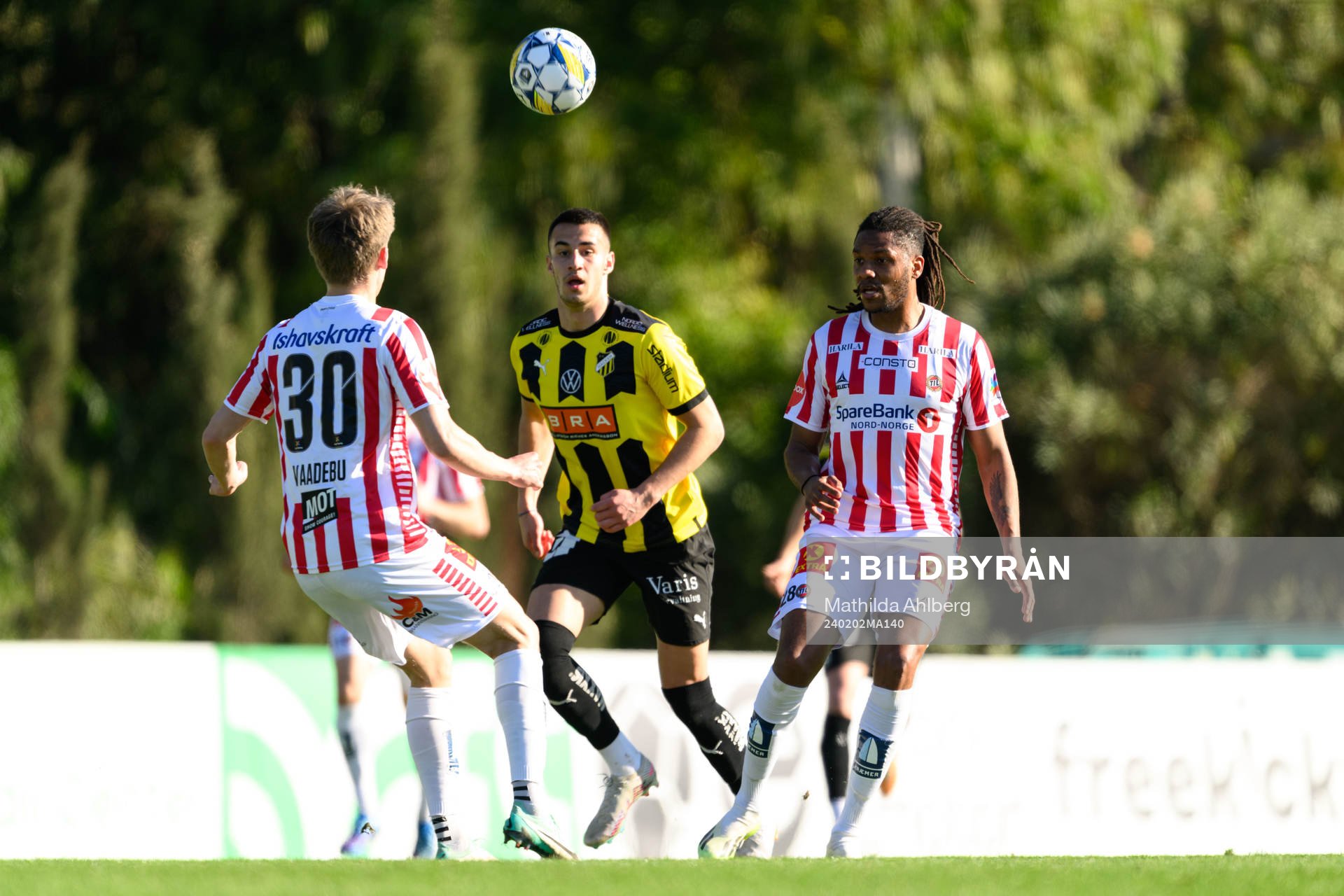 Srdjan Hrstic of BK Häcken and Christophe Charles Steven