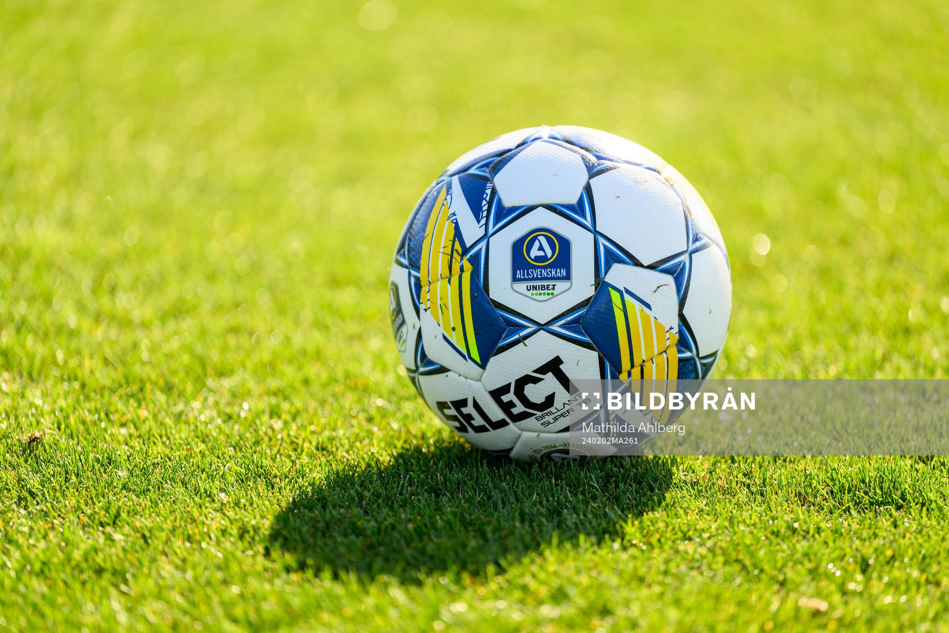 En fotboll i gräset