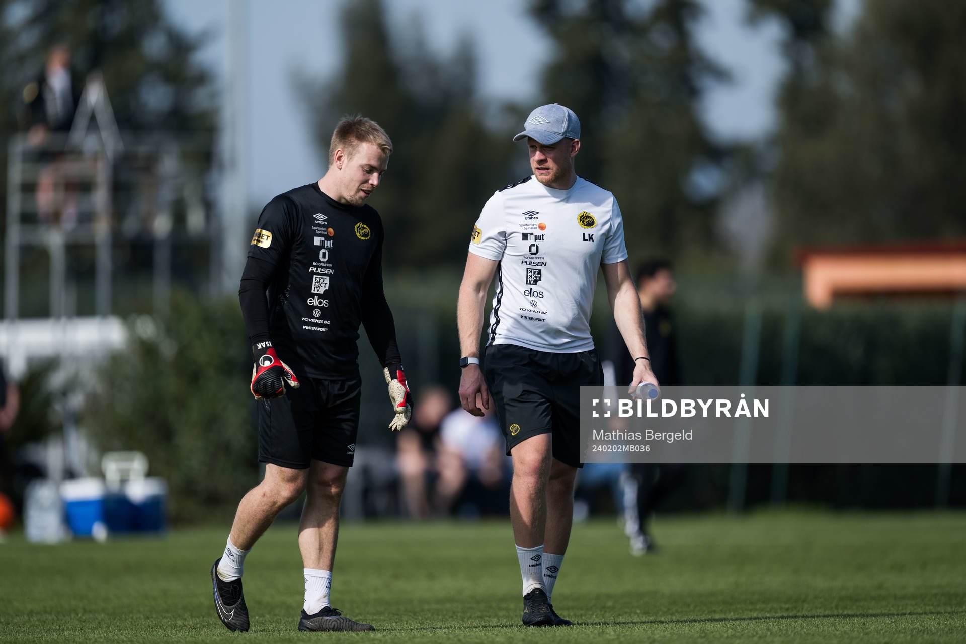 Elfsborgs målvakt Isak Pettersson och målvaktstränare Linus Kandolin under en träning med Elfsborg den 2 februari 2024 i Alcantarilha. 