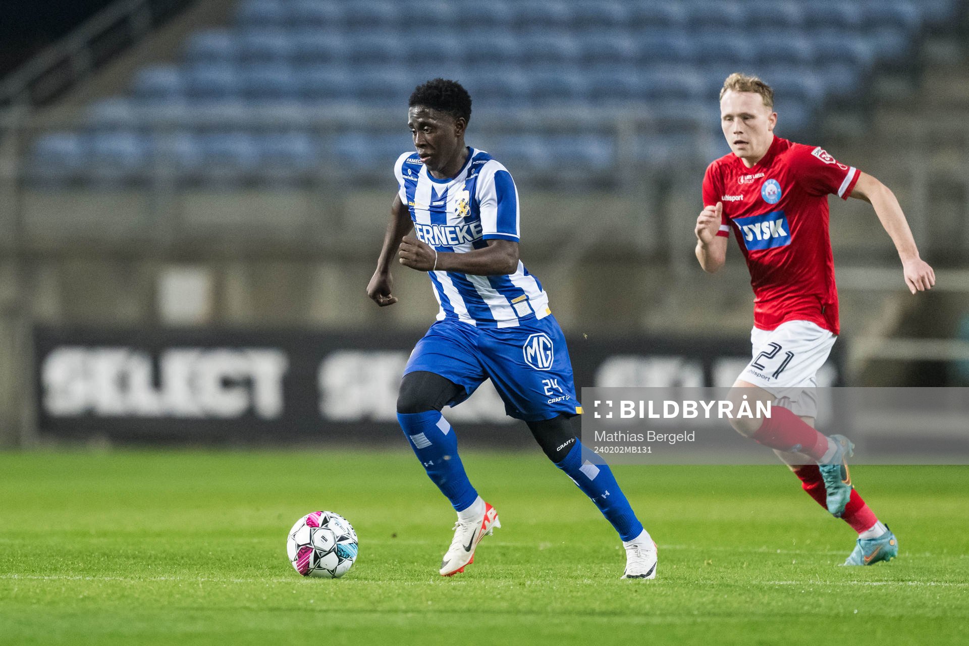 Abundance Salaou of IFK Göteborg and Anders Klynge of