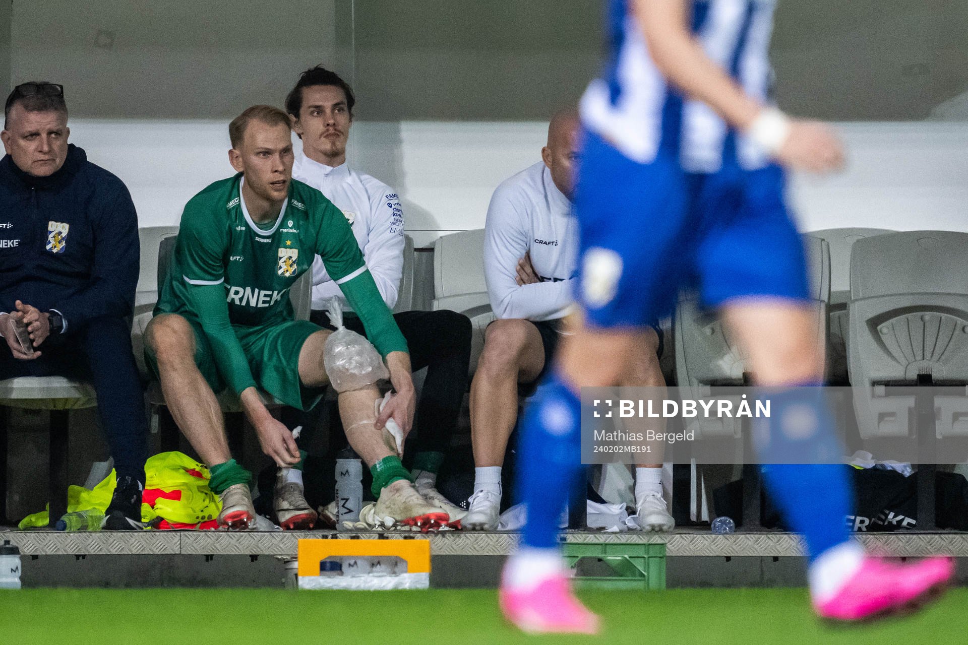Goalkeeper Pontus Dahlberg of IFK Göteborg with ice