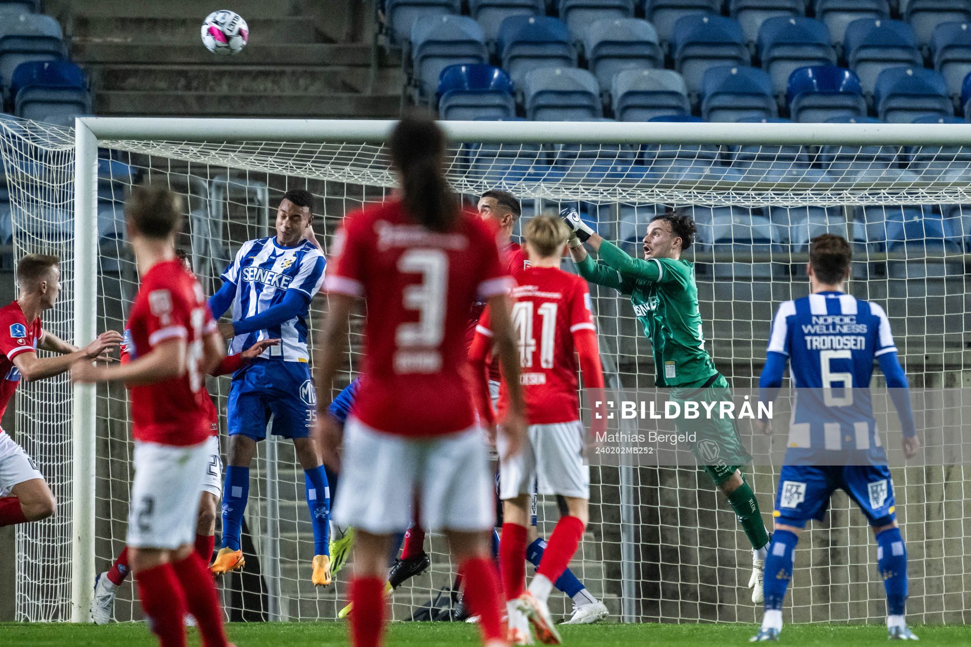 goalkeeper Elis Bishesari of IFK Göteborg