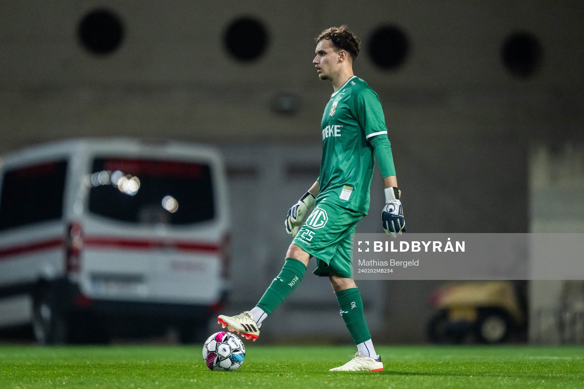 goalkeeper Elis Bishesari of IFK Göteborg