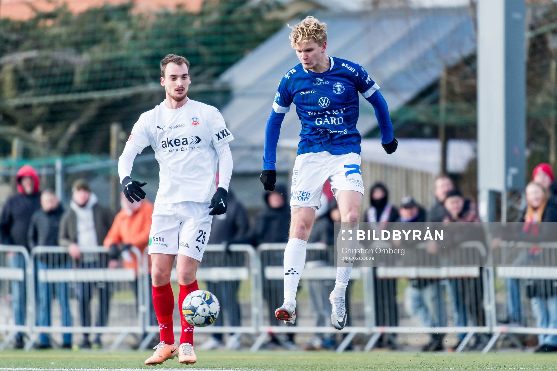 Helsingborgs Adam Hellborg och Trelleborgs Johannes Käck under träningsmatchen mellan Trelleborg och Helsingborg den 3 februari 2024 i Trelleborg.