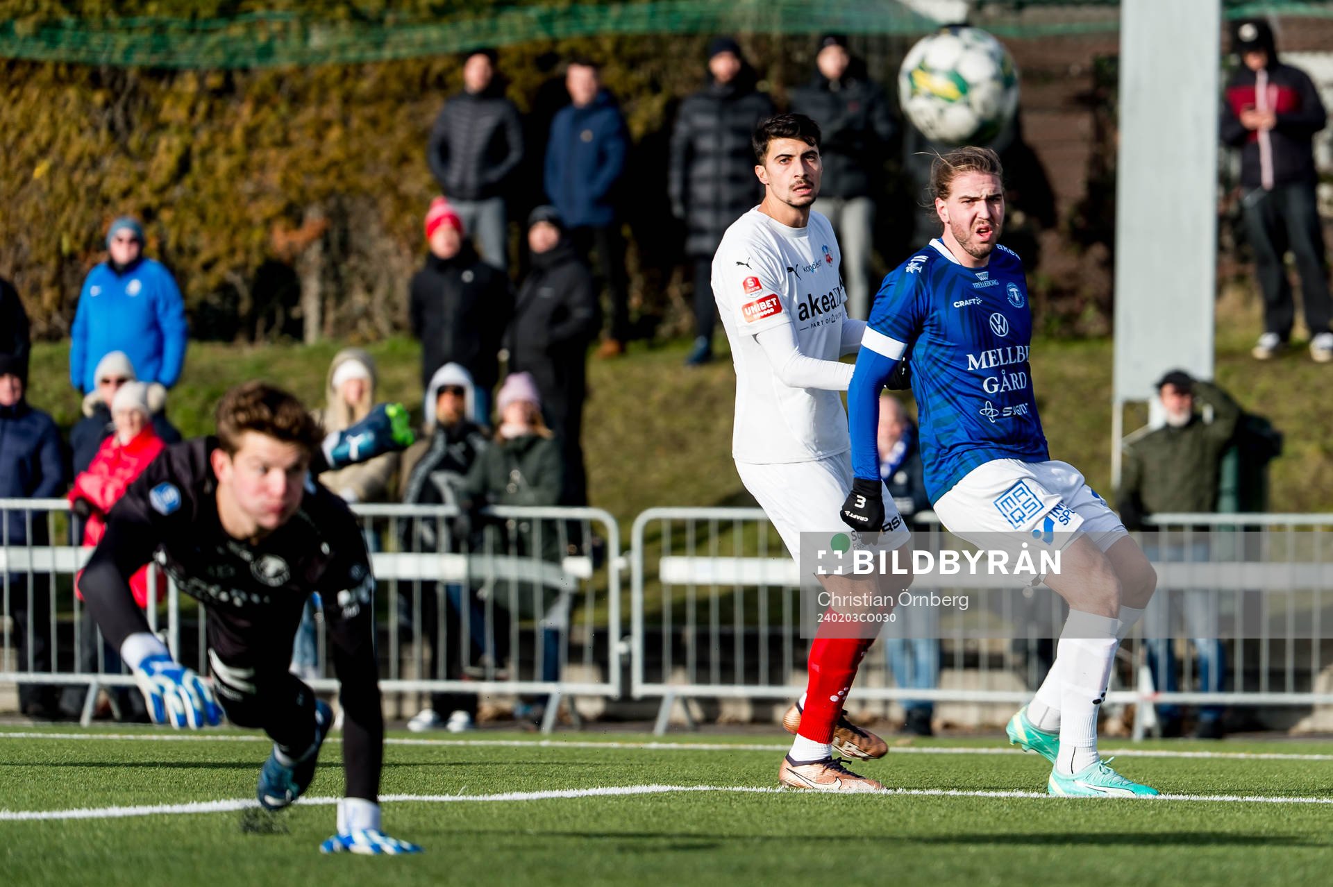 Helsingborgs Amar Muhsin och Trelleborgs Charlie Weberg under träningsmatchen mellan Trelleborg och Helsingborg den 3 februari 2024 i Trelleborg.