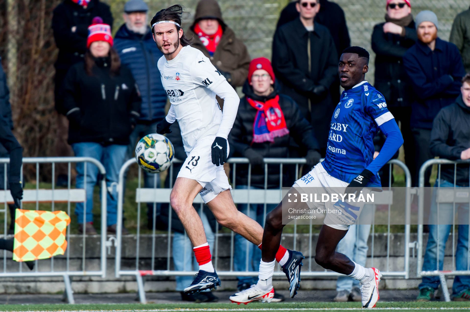 Helsingborgs Wilhelm Loeper och Trelleborgs Emmanuel Godwin under träningsmatchen mellan Trelleborg och Helsingborg den 3 februari 2024 i Trelleborg.