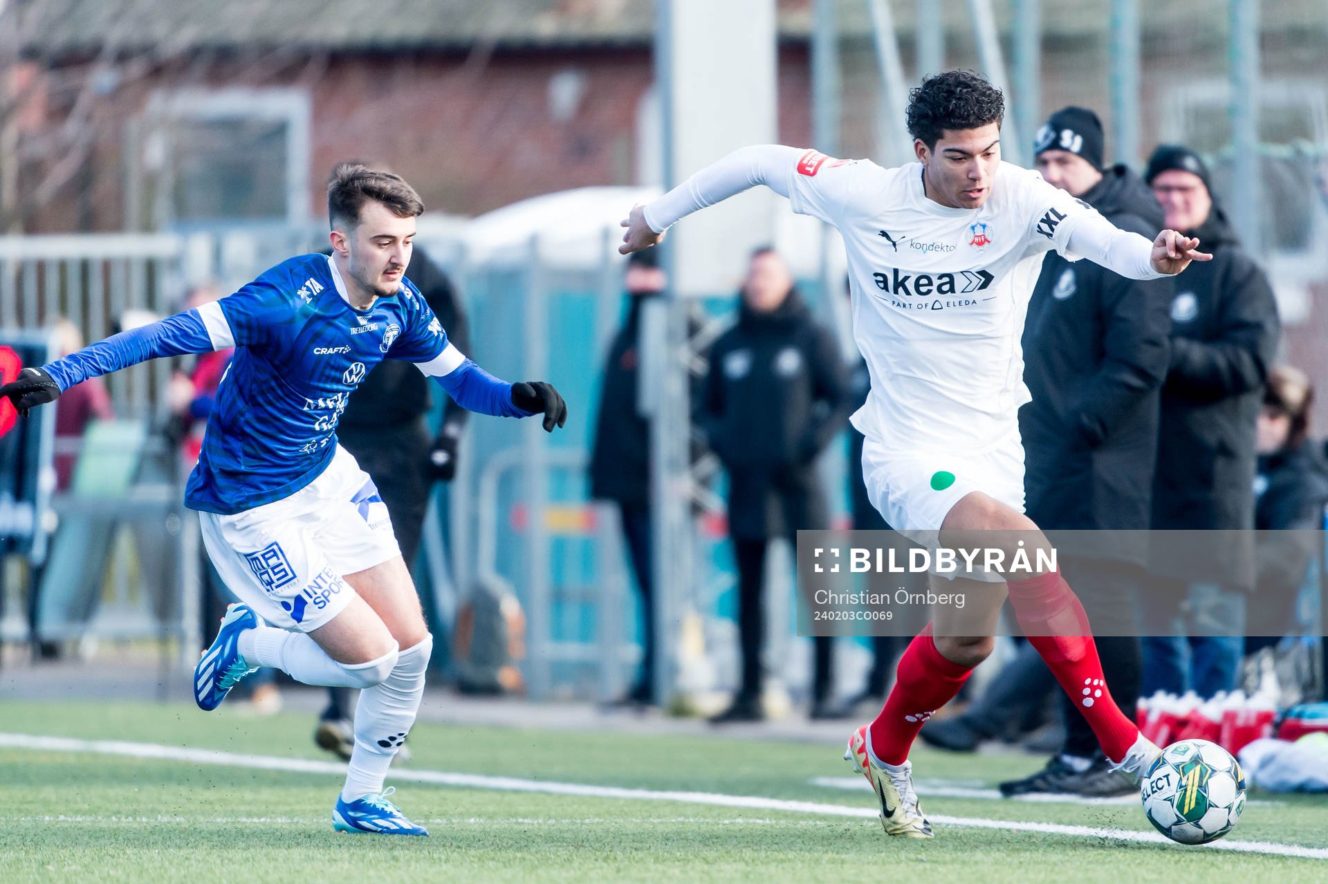 Helsingborgs Milan Silva Rasmussen och Trelleborgs Armin Culum under träningsmatchen mellan Trelleborg och Helsingborg den 3 februari 2024 i Trelleborg.