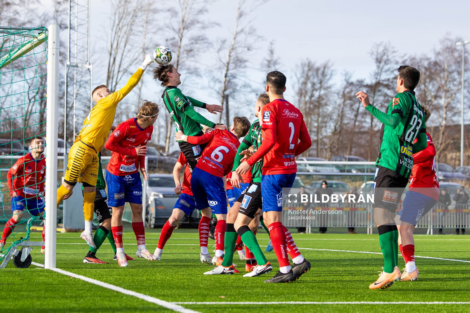 Tvååkers målvakt Albin Svensson boxar bort bollen