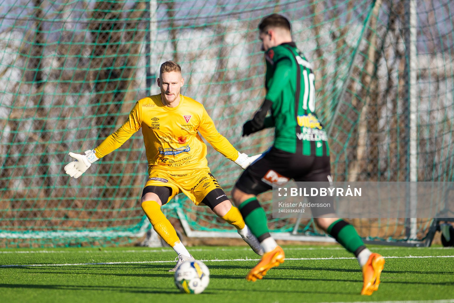 Tvååkers målvakt Albin Svensson under träningsmatchen i fotboll mellan Varberg och Tvååker den 3 februari 2024 i Varberg. 