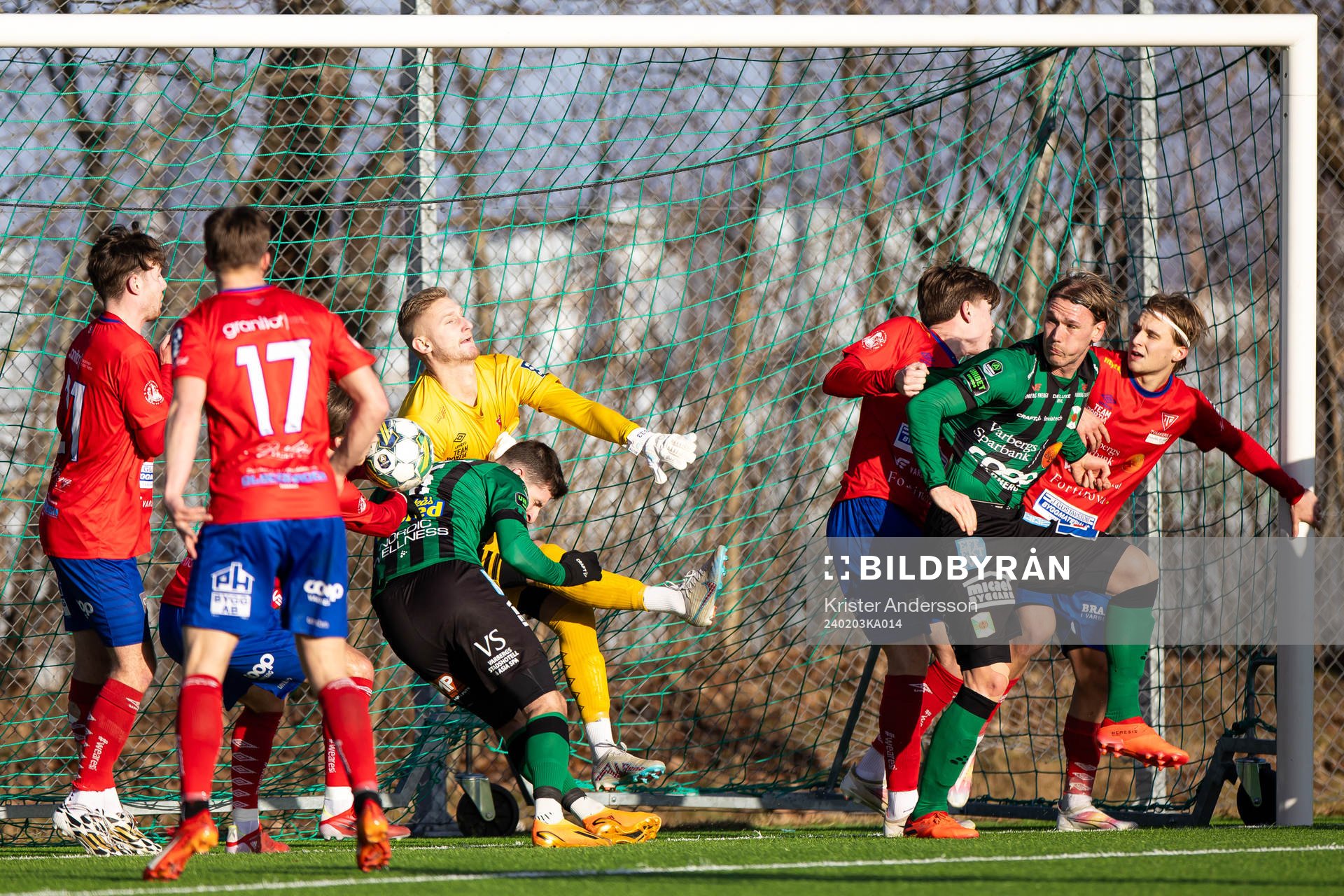 Tvååkers målvakt Albin Svensson och Varbergs Isak