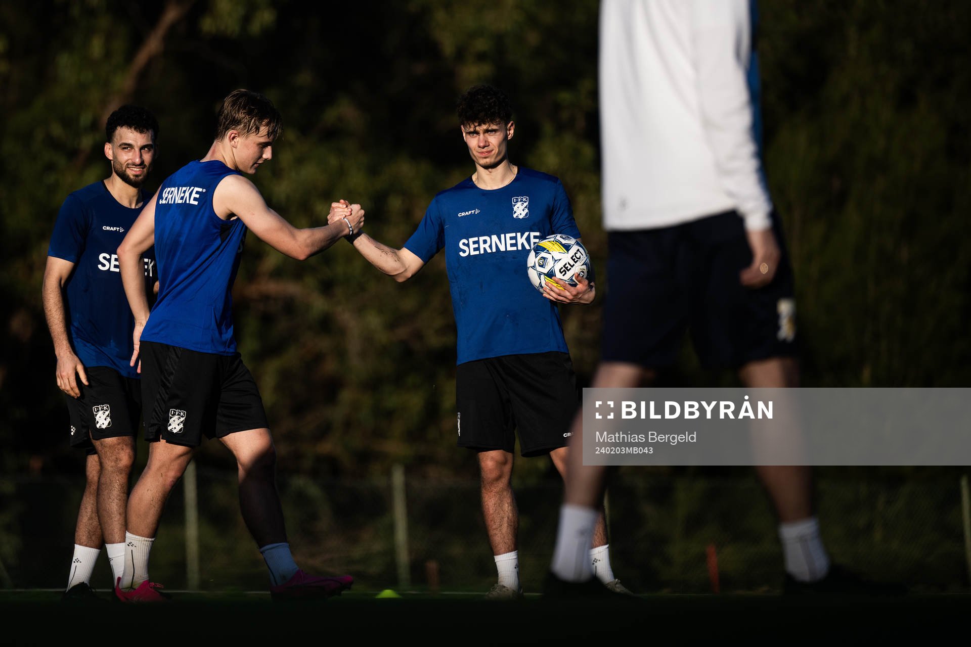 Mohanad Al-Jarah, Linus Carlstrand och William Sandford under en träning med IFK Göteborg den 3 februari 2024 i Alvor. 