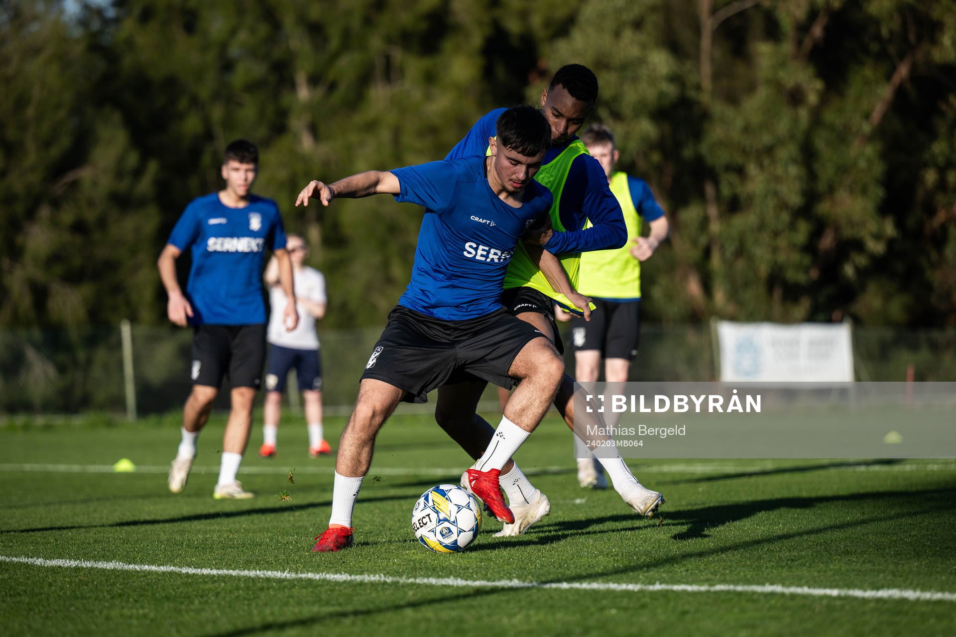 Jasin Hasani och Ben Magnusson under en träning med IFK Göteborg den 3 februari 2024 i Alvor. 