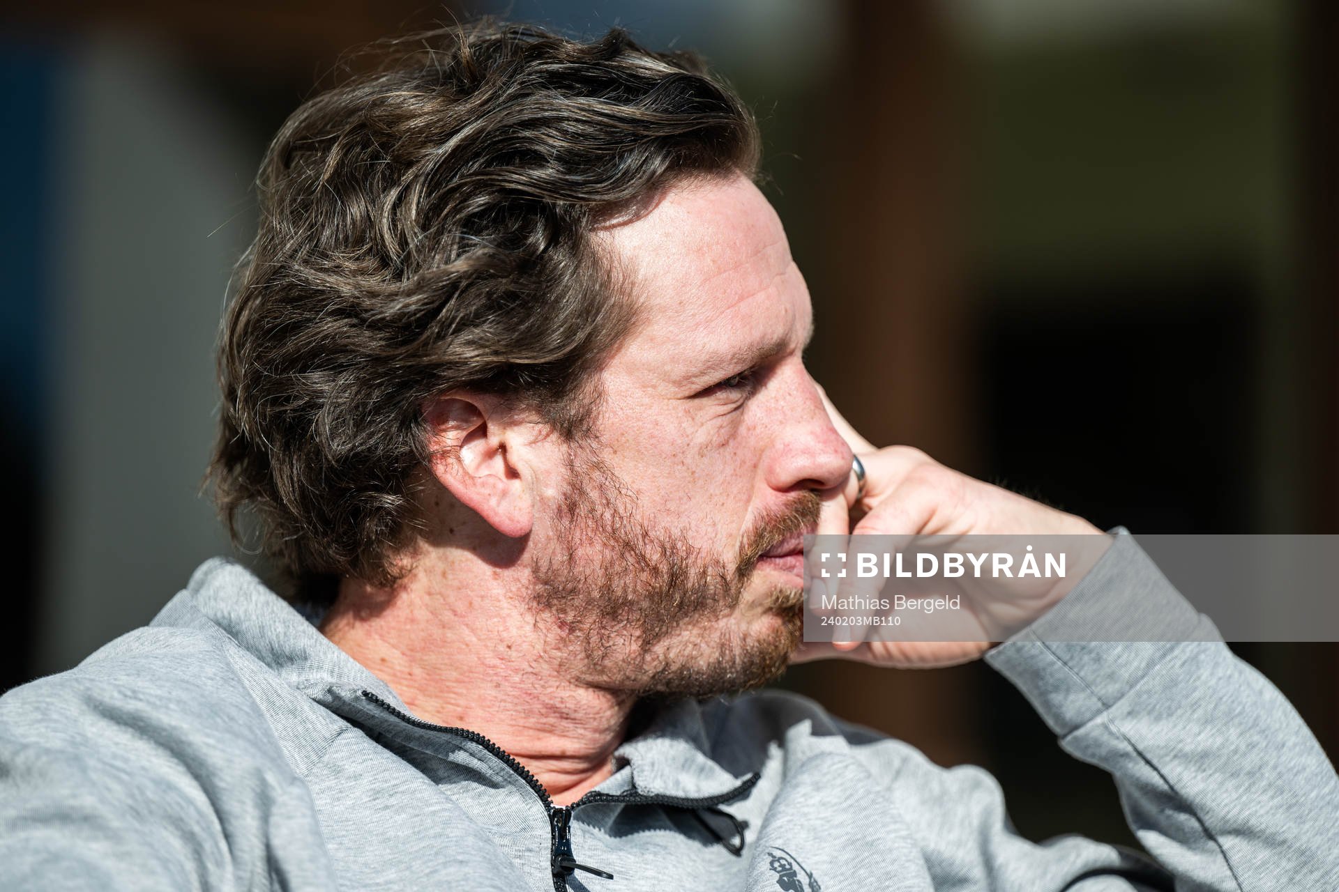 Gustav Svensson intervjuas under en pressträff med IFK Göteborg den 3 februari 2024 i Alvor. 