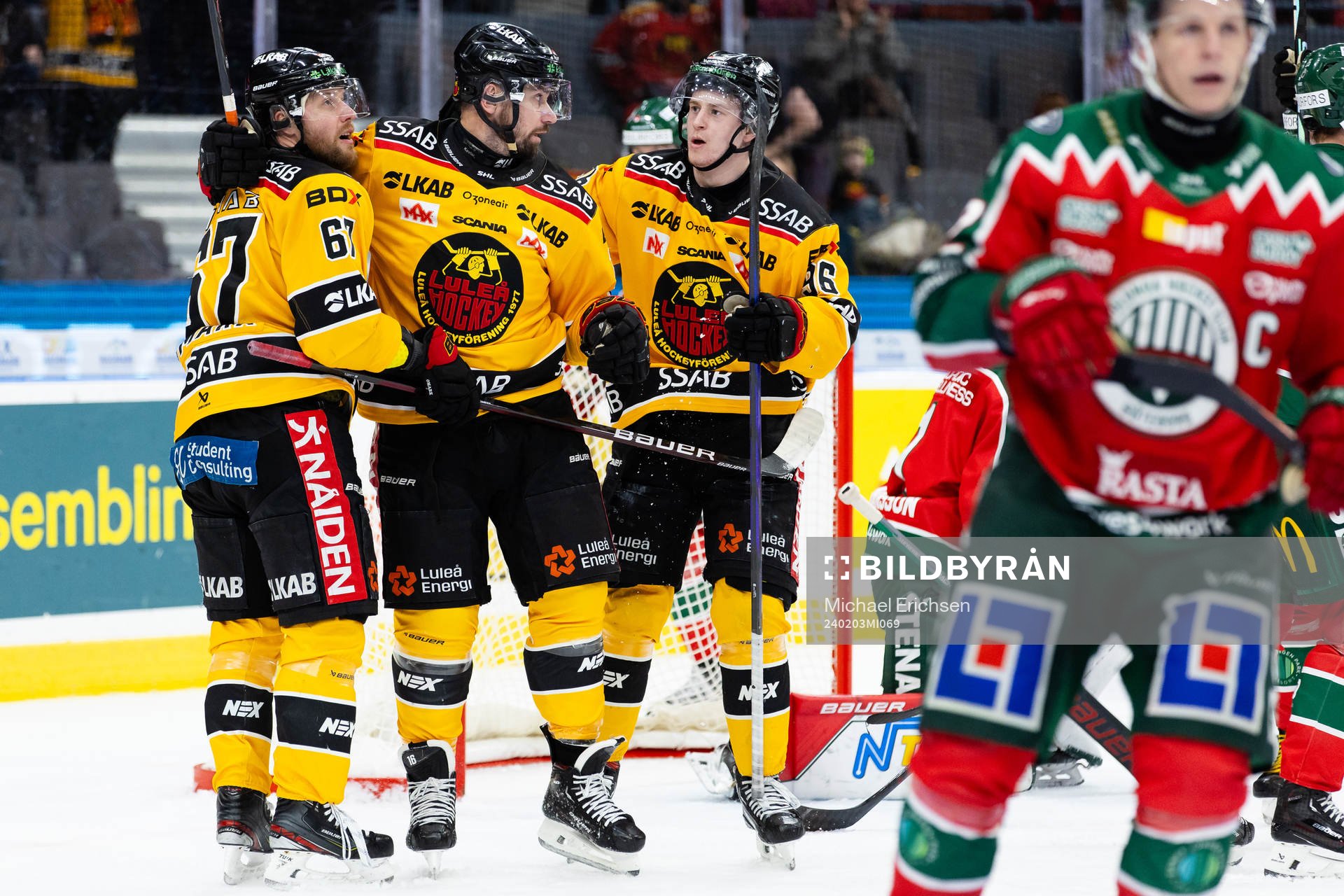 Luleås Niklas Olausson jublar ihop med Linus Omark och