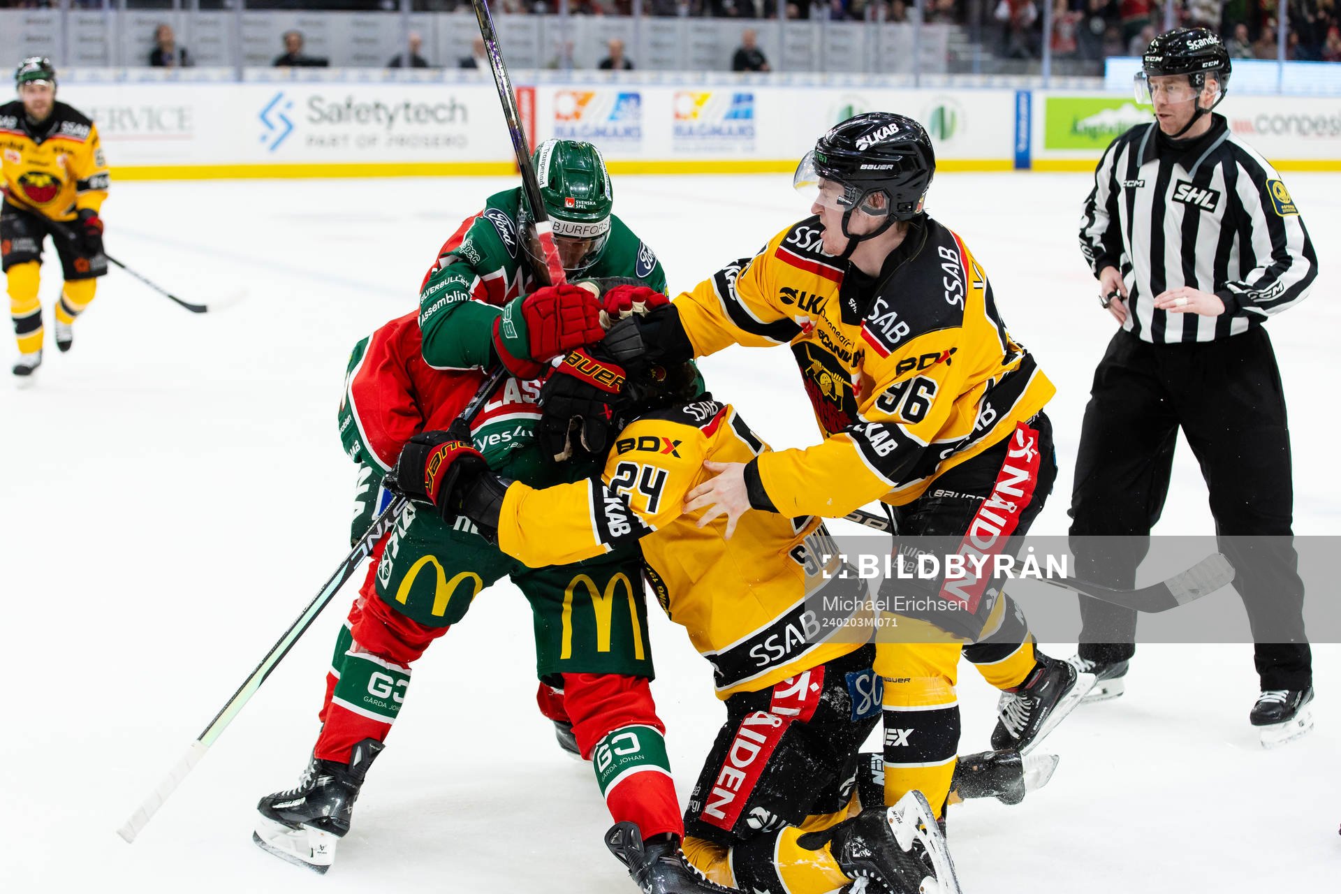 Frölundas Nicklas Lasu och Henrik Tömmernes i slagsmål