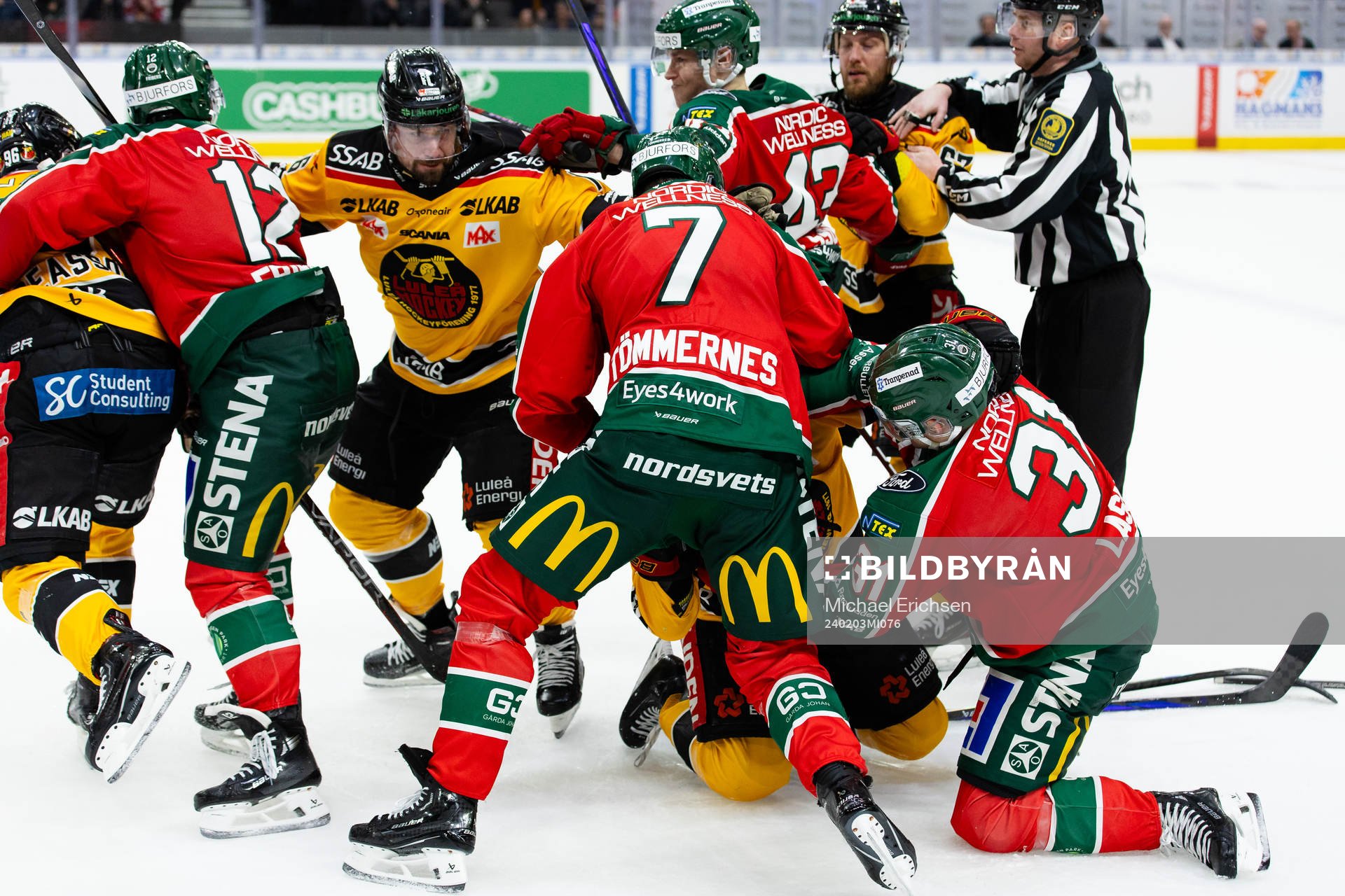 Slagsmål i slutet av ishockeymatchen i SHL mellan