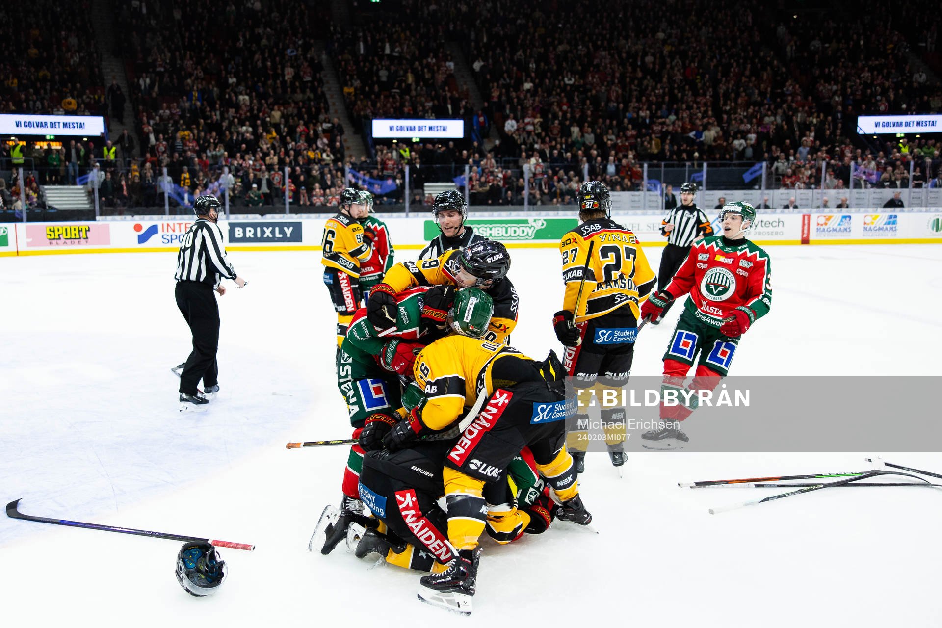 Slagsmål i slutet av ishockeymatchen i SHL mellan