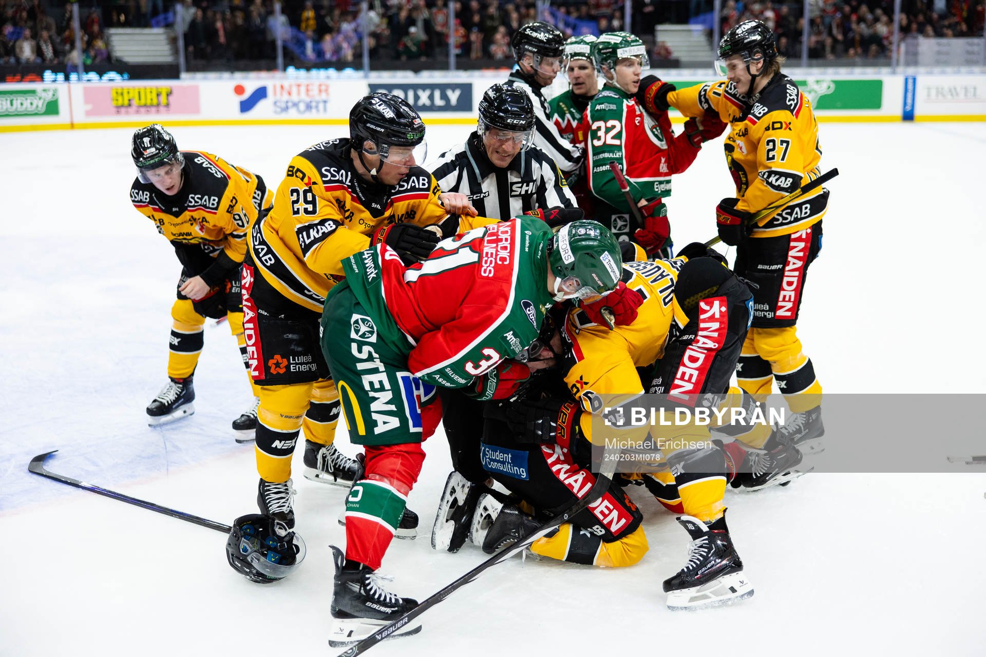 Slagsmål i slutet av ishockeymatchen i SHL mellan