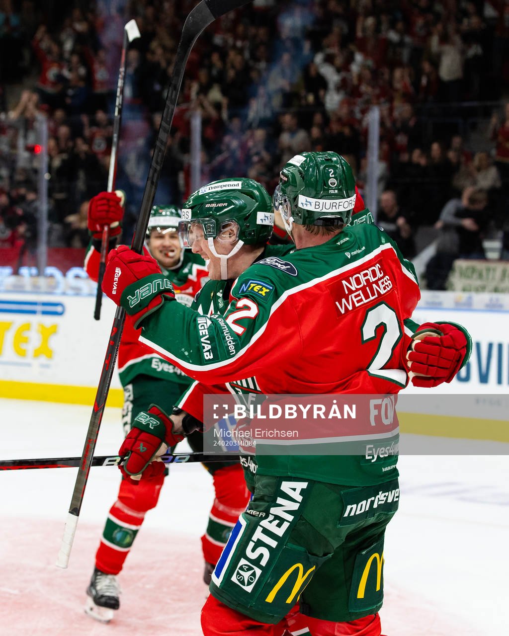 Frölundas Christian Folin jublar ihop med Carl Klingberg