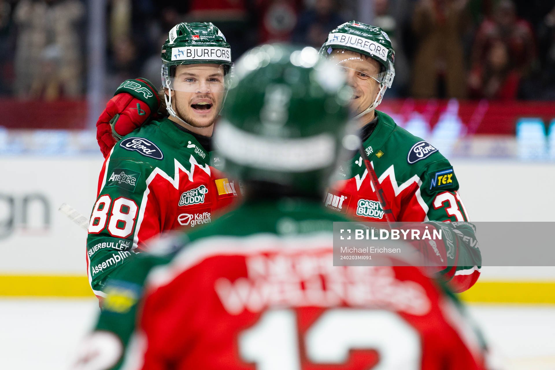 Frölundas Malte Strömwall jublar ihop med Nicklas Lasu