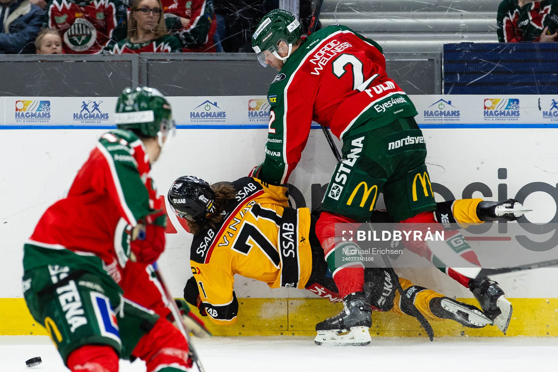 Frölundas Christian Folin tacklar Luleås Adam Brodecki