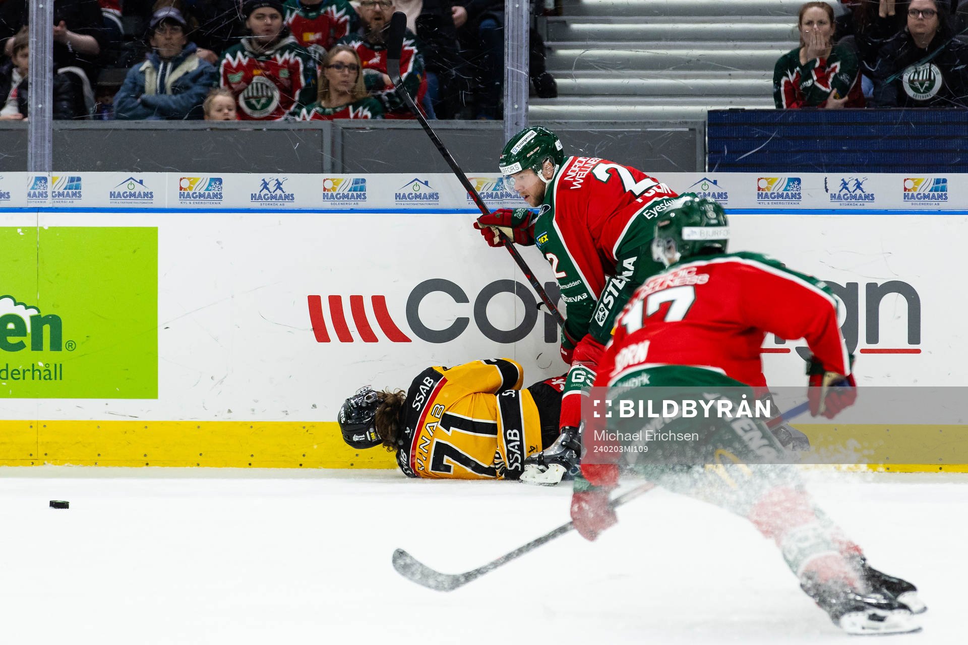 Frölundas Christian Folin tacklar Luleås Adam Brodecki
